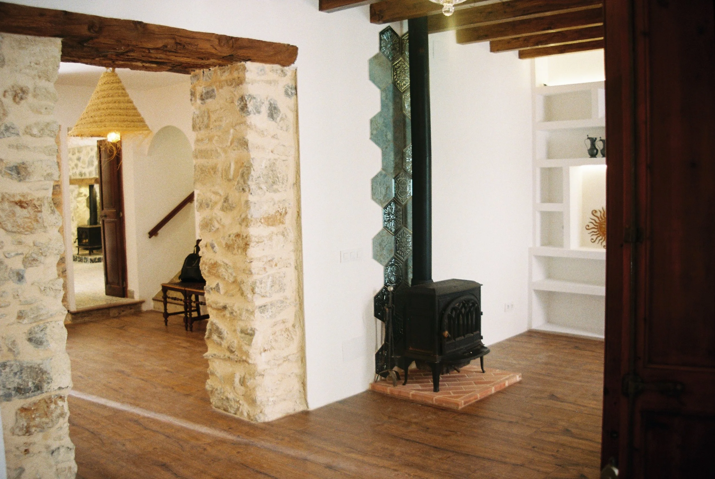 R1-02446-004A.jpg