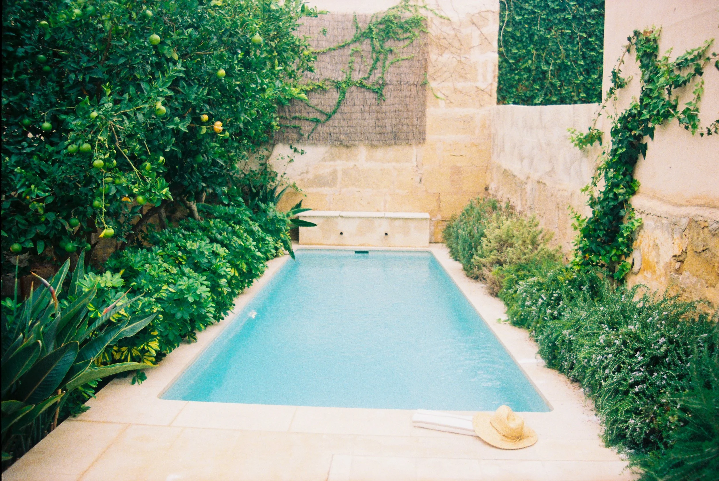 R1-03713-009A.jpg