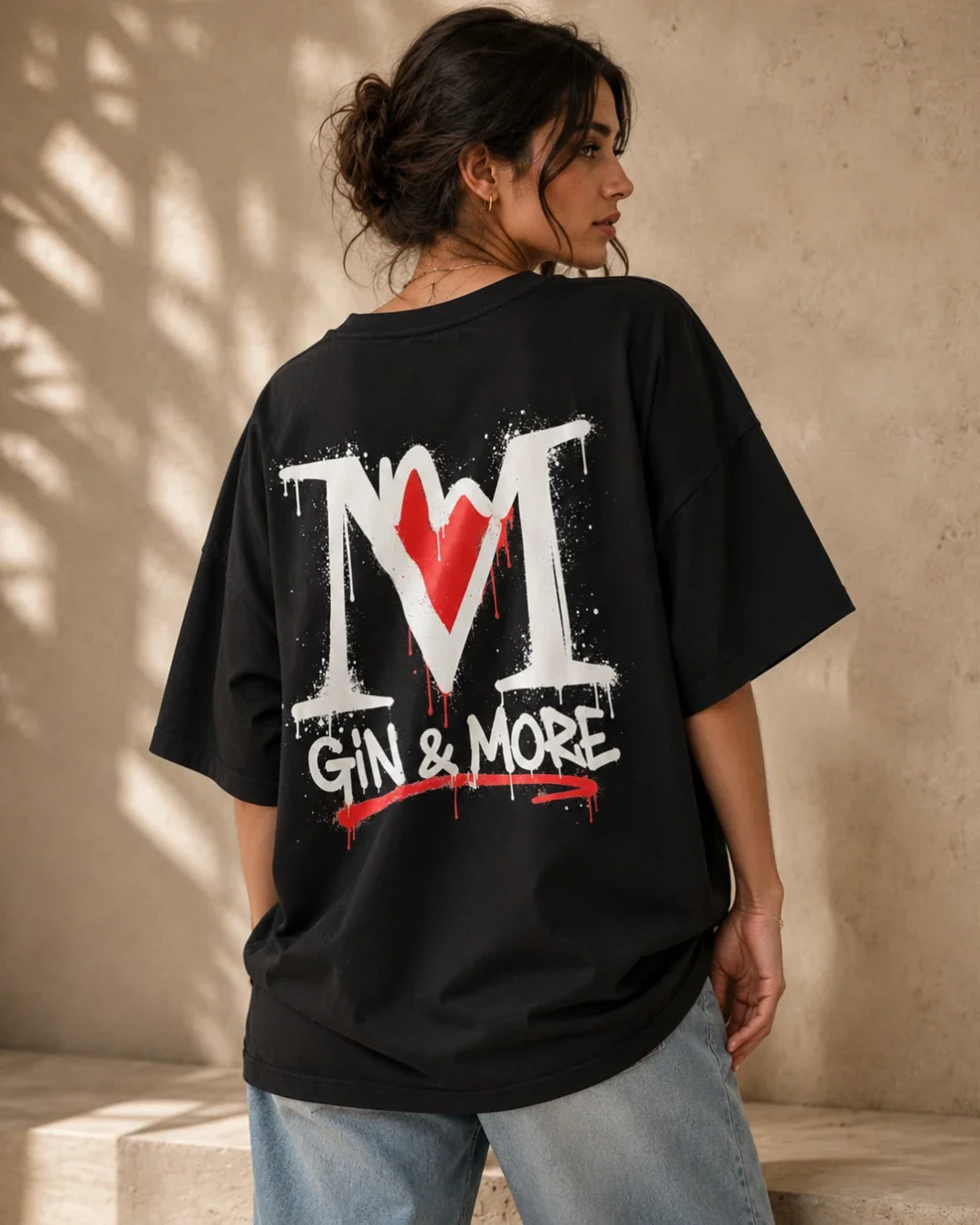 gin-and-more-tshirt-nera-oversize-logo-graffito-retro-donna-lifestyle.webp