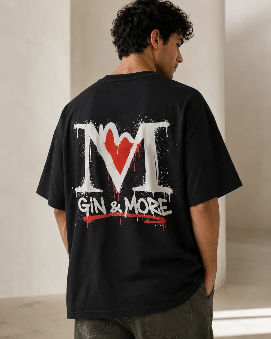 gin-and-more-tshirt-nera-oversize-logo-graffito-retro-uomo-lifestyle.webp