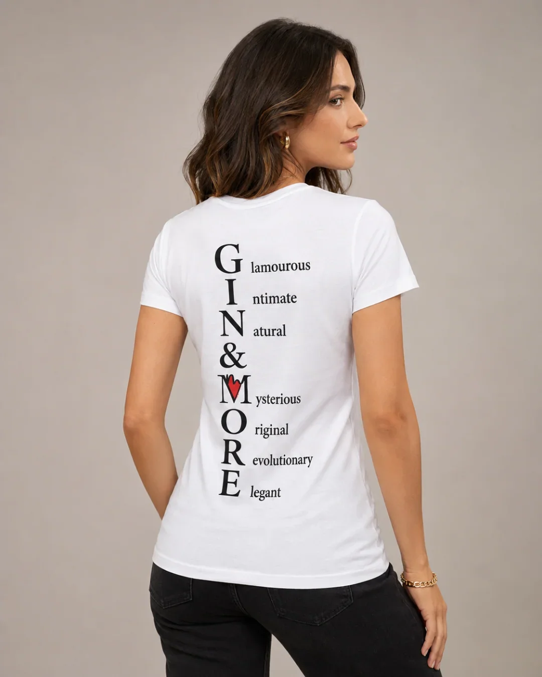 gin-and-more-tshirt-bianca-donna-sfiancata-modella-acrostico.webp