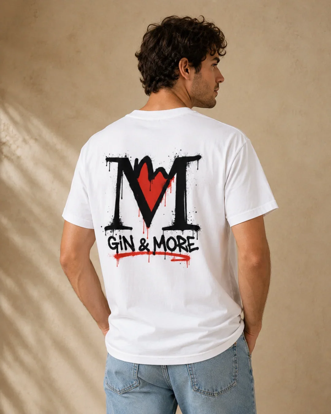 gin-and-more-tshirt-bianca-logo-graffito-retro-uomo-lifestyle.webp