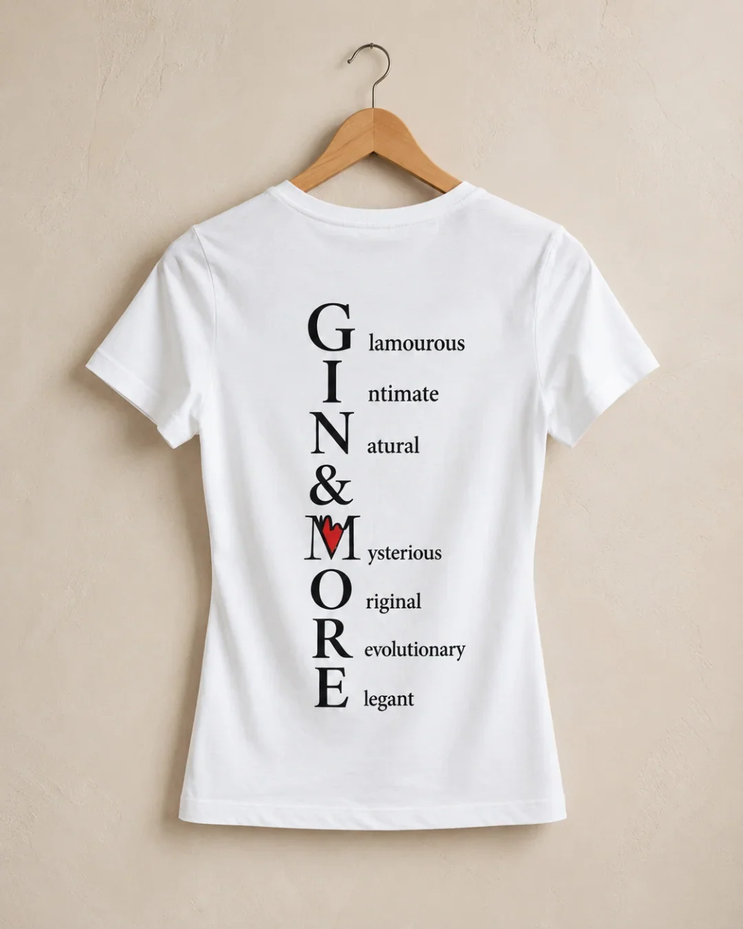 gin-and-more-tshirt-bianca-donna-sfiancata-appesa-acrostico.webp
