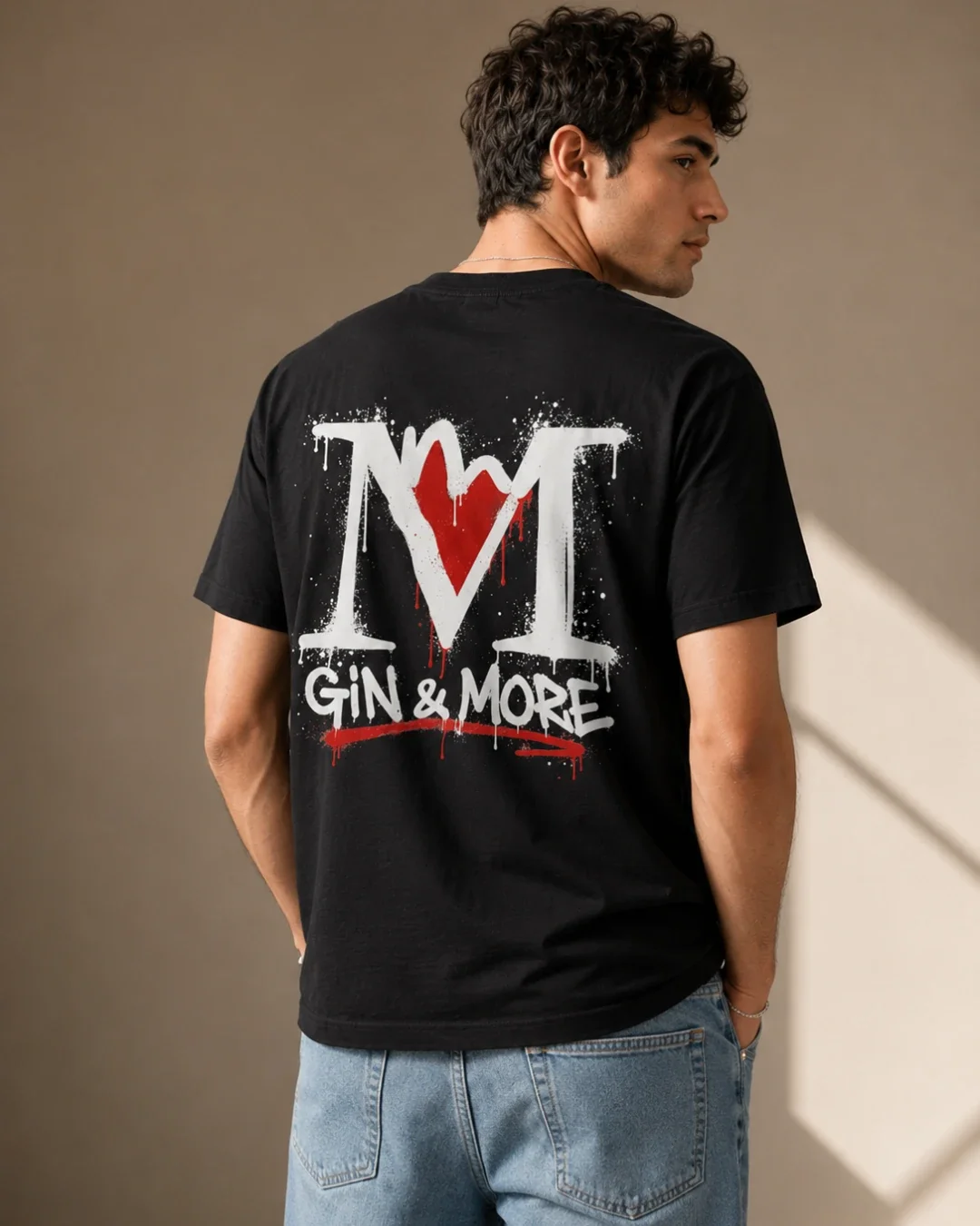 gin-and-more-tshirt-nera-regular-logo-graffito-retro-uomo-lifestyle.webp