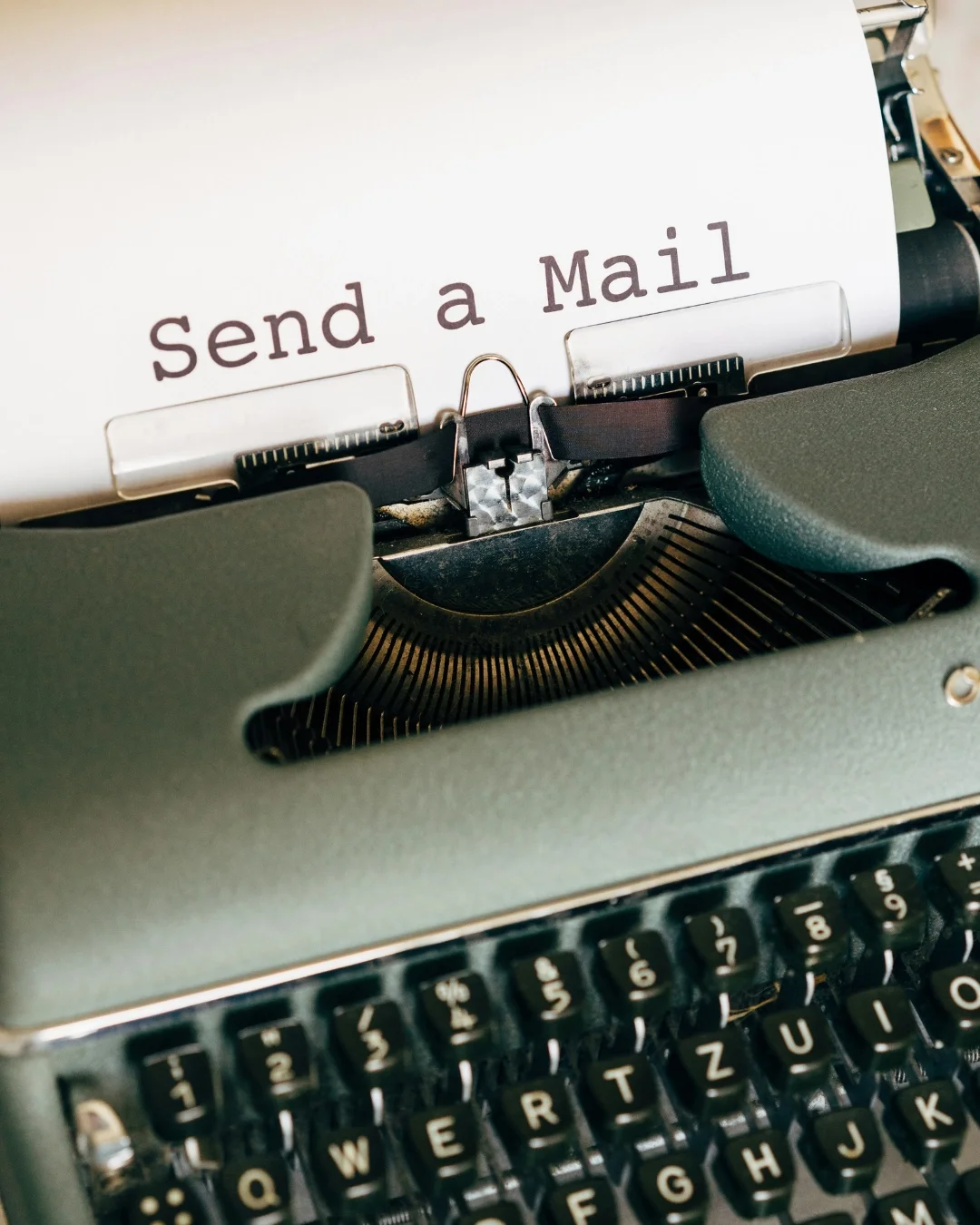 Macchina da scrivere con un foglio e la scritta 'Send a Mail'.