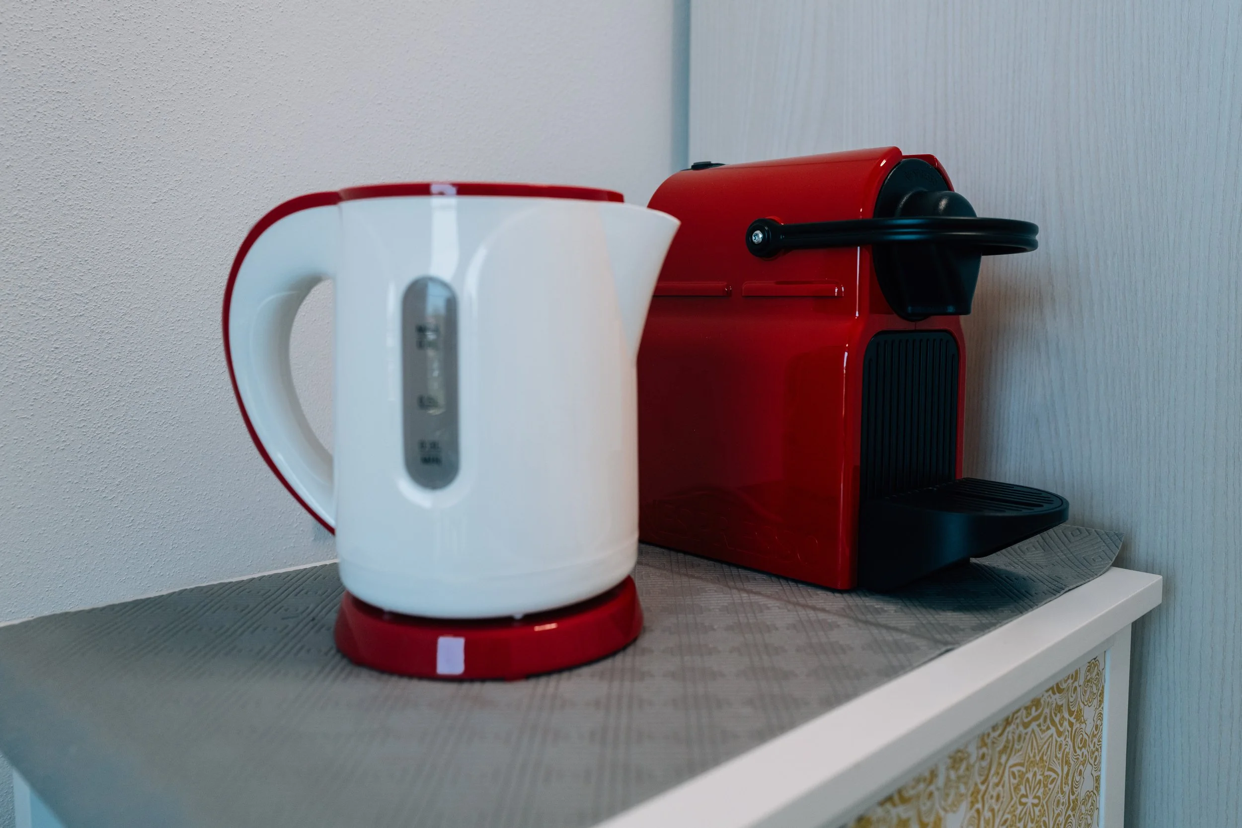 Tazza con macchina per caffè espresso rossa e rete sulla superficie