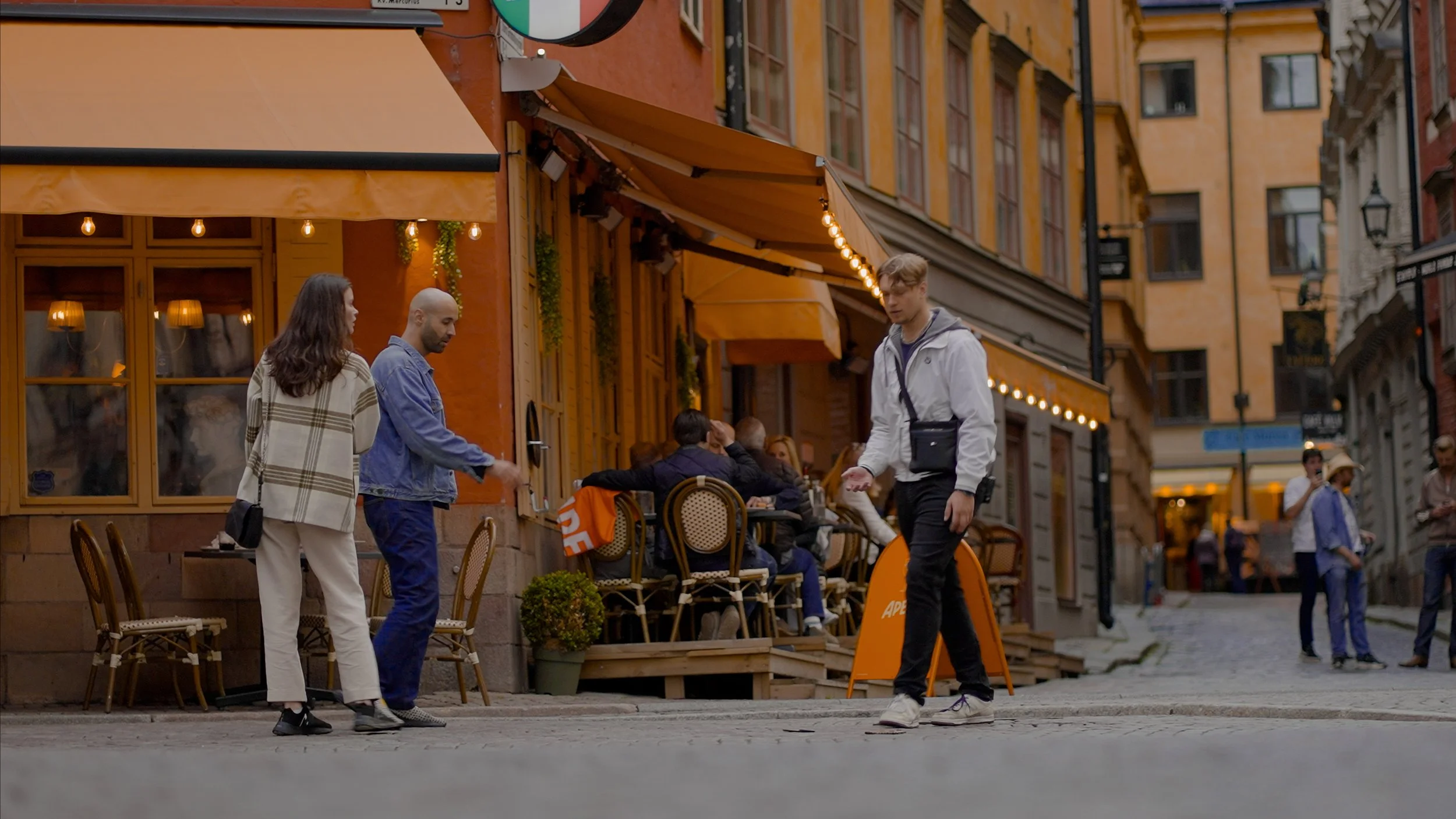 LÄGENHET 2.00_07_08_22.Still008.jpg