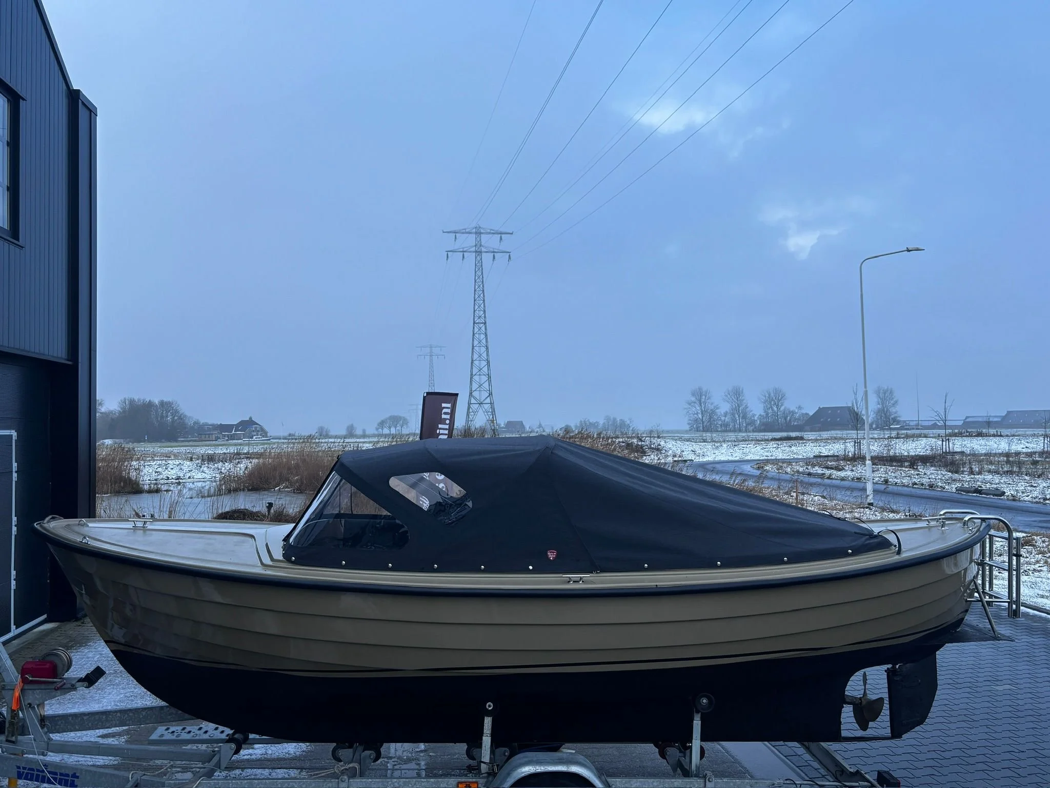 Sloep refit Friesland met nieuw schilderwerk en strak gelakte romp