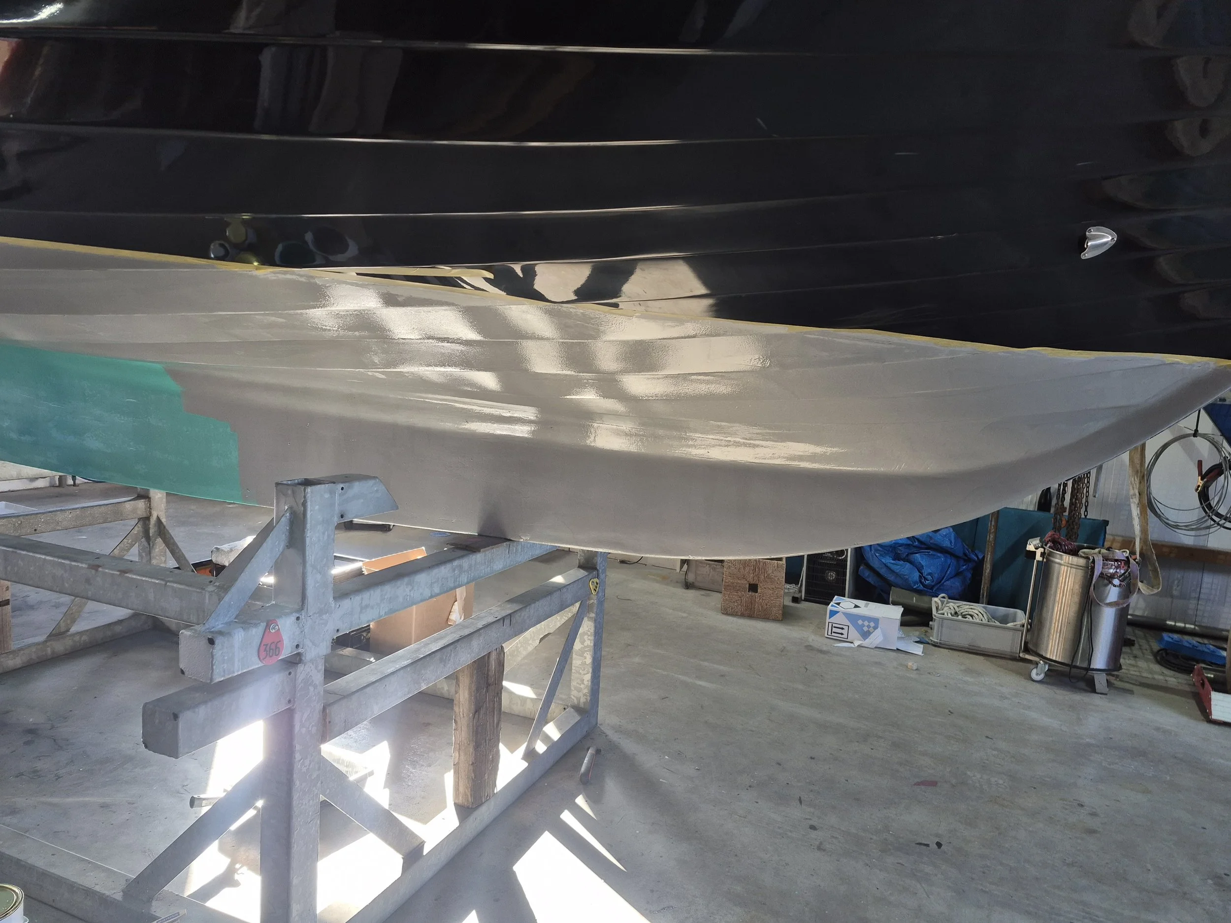 Onderwaterschip vernieuwd met nieuwe antifouling laag Friesland