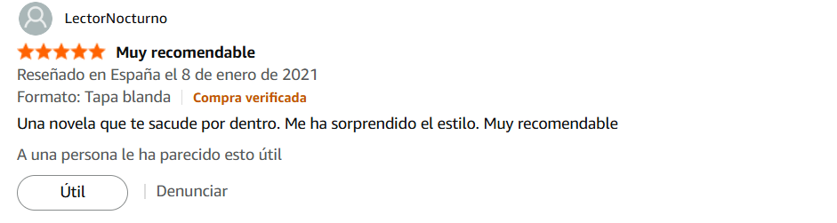 Reseña de un libro de tapa blanda en español, con una calificación de cinco estrellas y comentarios positivos sobre el estilo y utilidad del libro.
