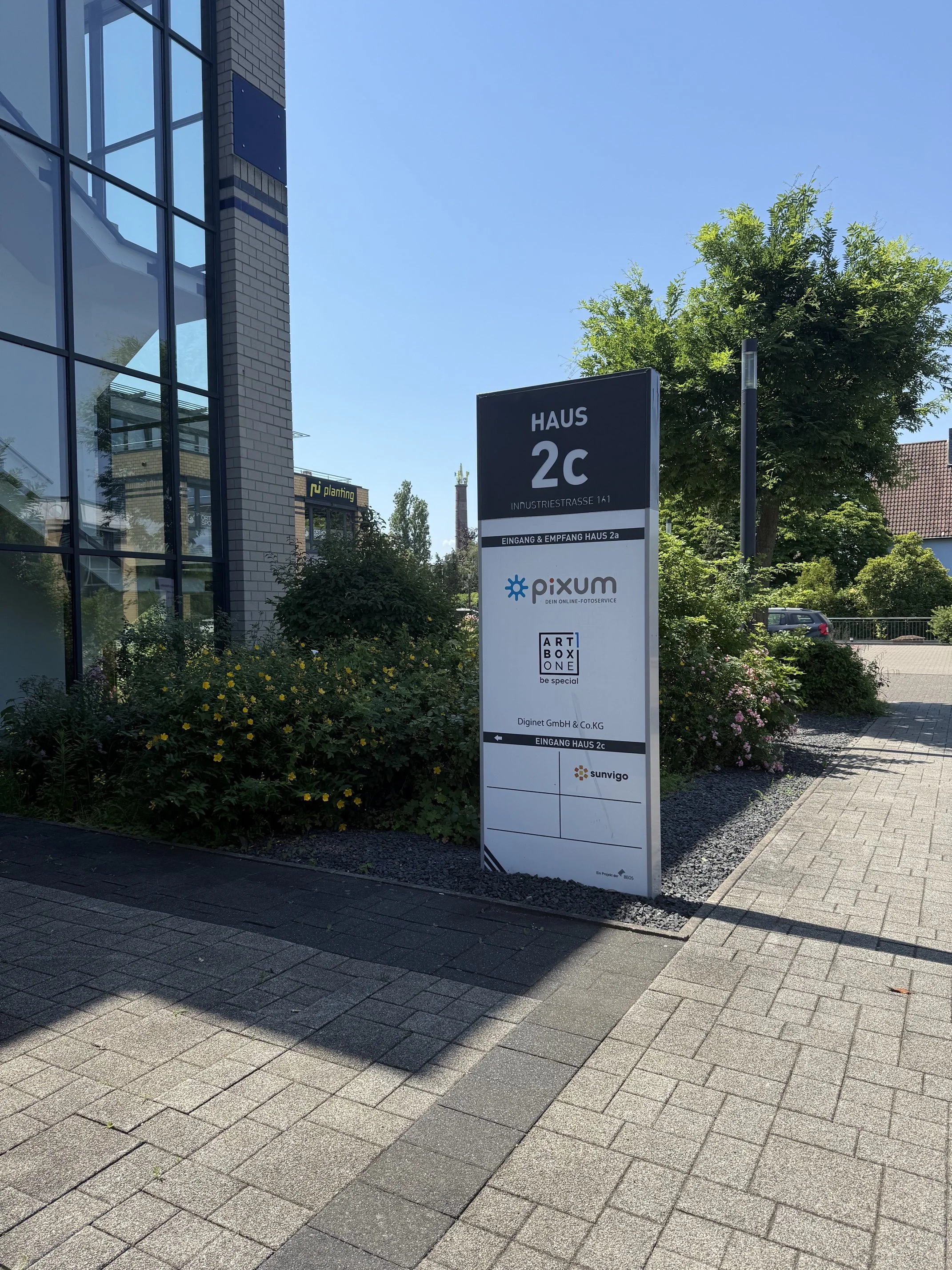 Eingangsschild zu PLAY AS ONE