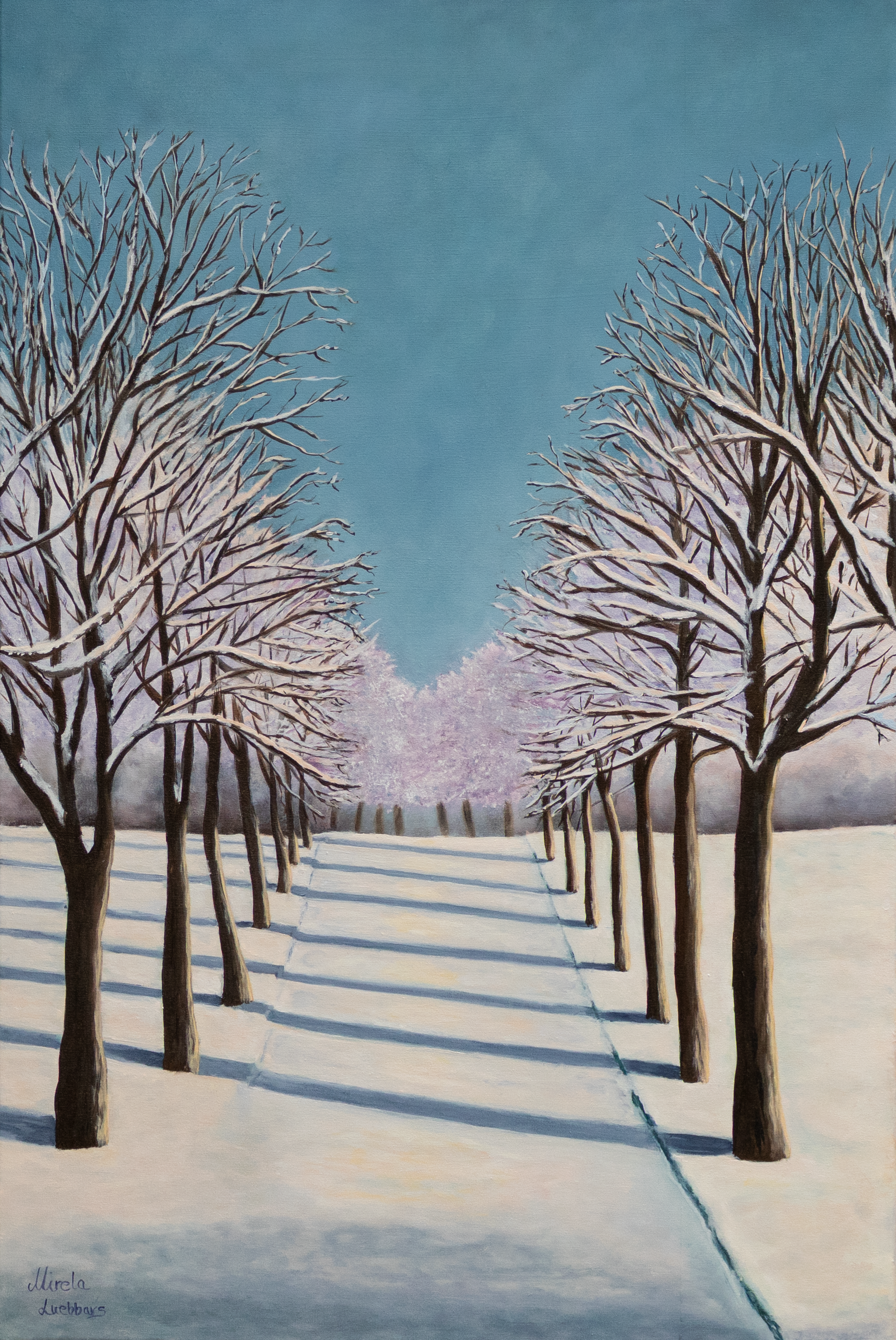 Schneebedeckte Bäume entlang einer verschneiten Strecke, mit Schatten im Schnee und einem klaren blauen Himmel. Ölgemälde