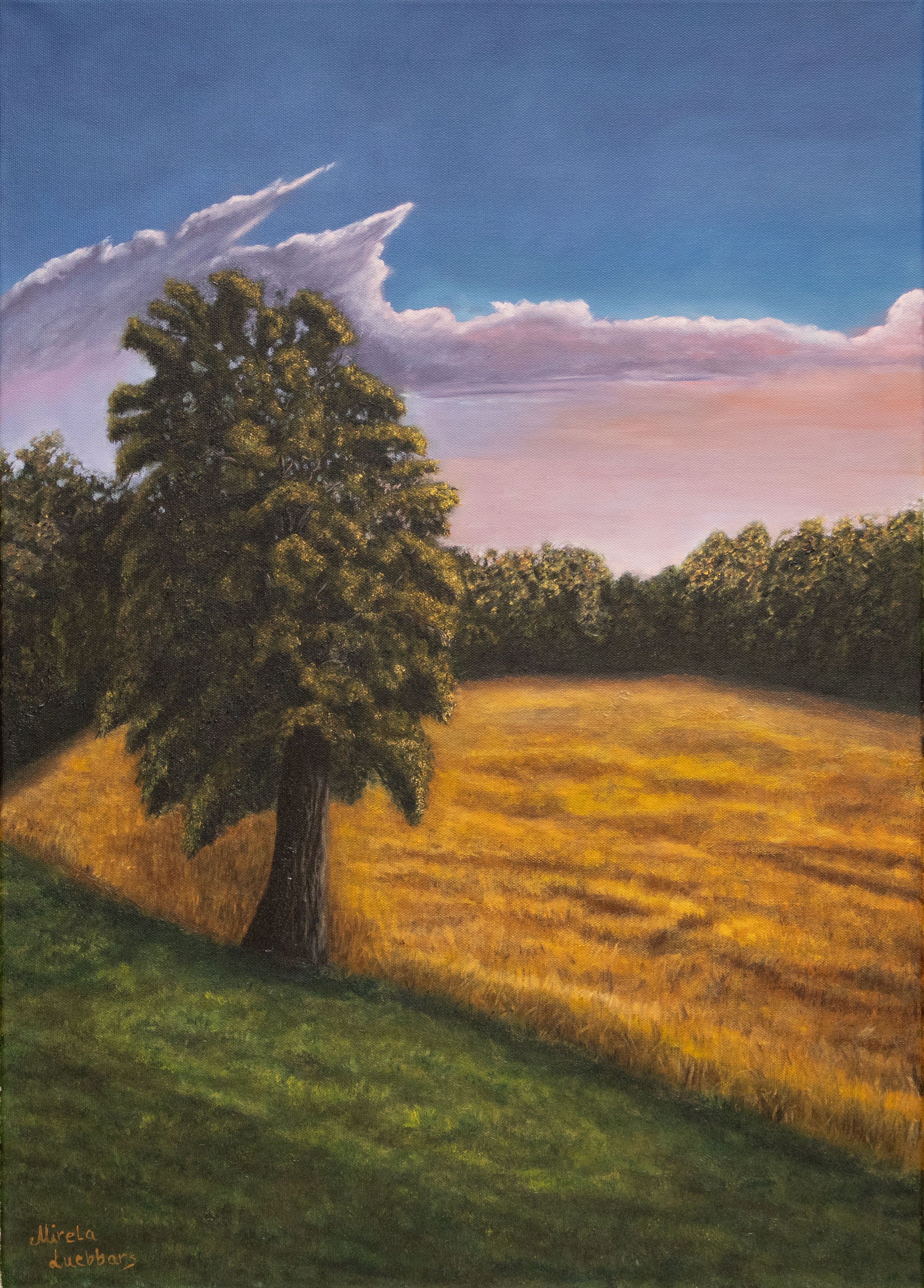 Landschaft mit einem Baum im Vordergrund, golden leuchtendes Feld, sanfter Sonnenuntergang im Hintergrund, bewölkter Himmel mit rosa und blauen Tönen. Ölgemälde