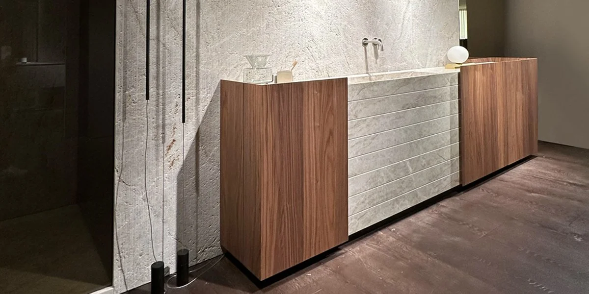 Mobile da buffet in stile moderno con ante in legno sopra una base rivestita in pietra