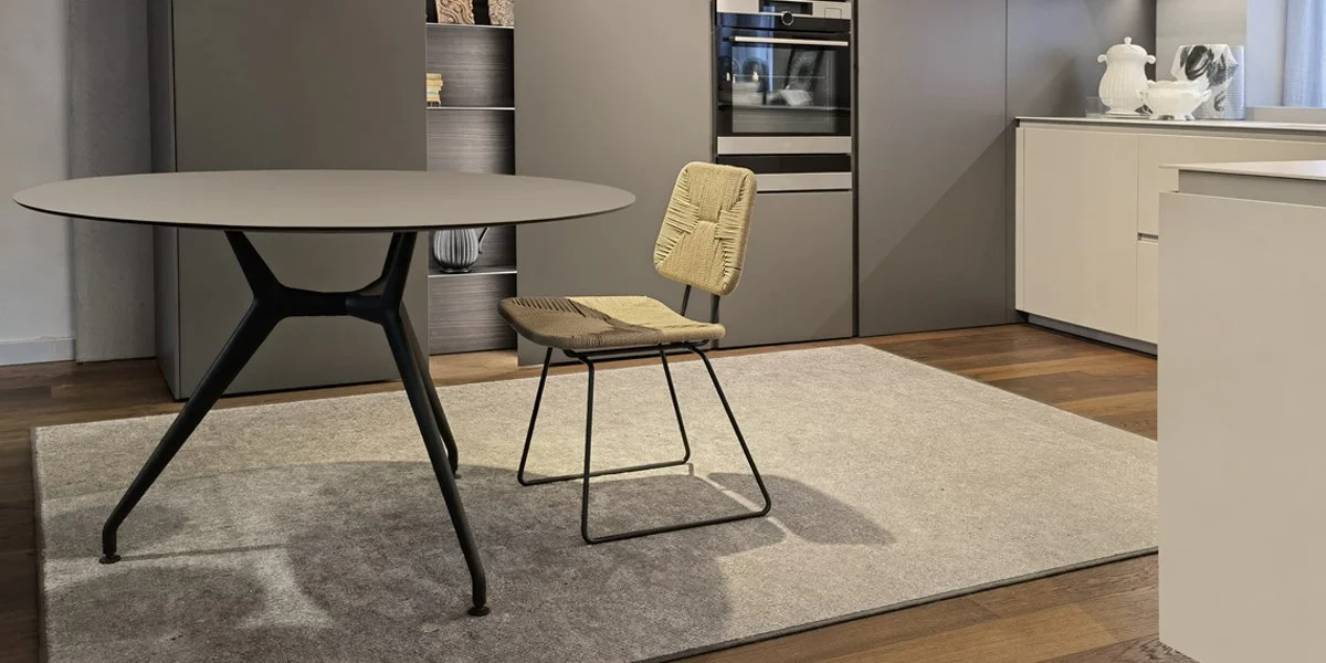 Cucina moderna con tavolo rotondo e sedia con schienale imbottito giallo e struttura metallica