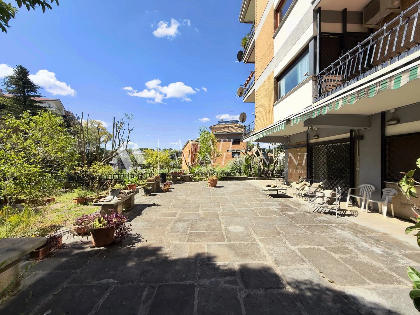 Appartamento in vendita in Via della Mendola con splendido giardino terrazzato