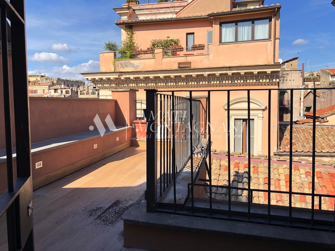Attico con terrazza in affitto in Centro Storico a pochi passi dal Pantheon