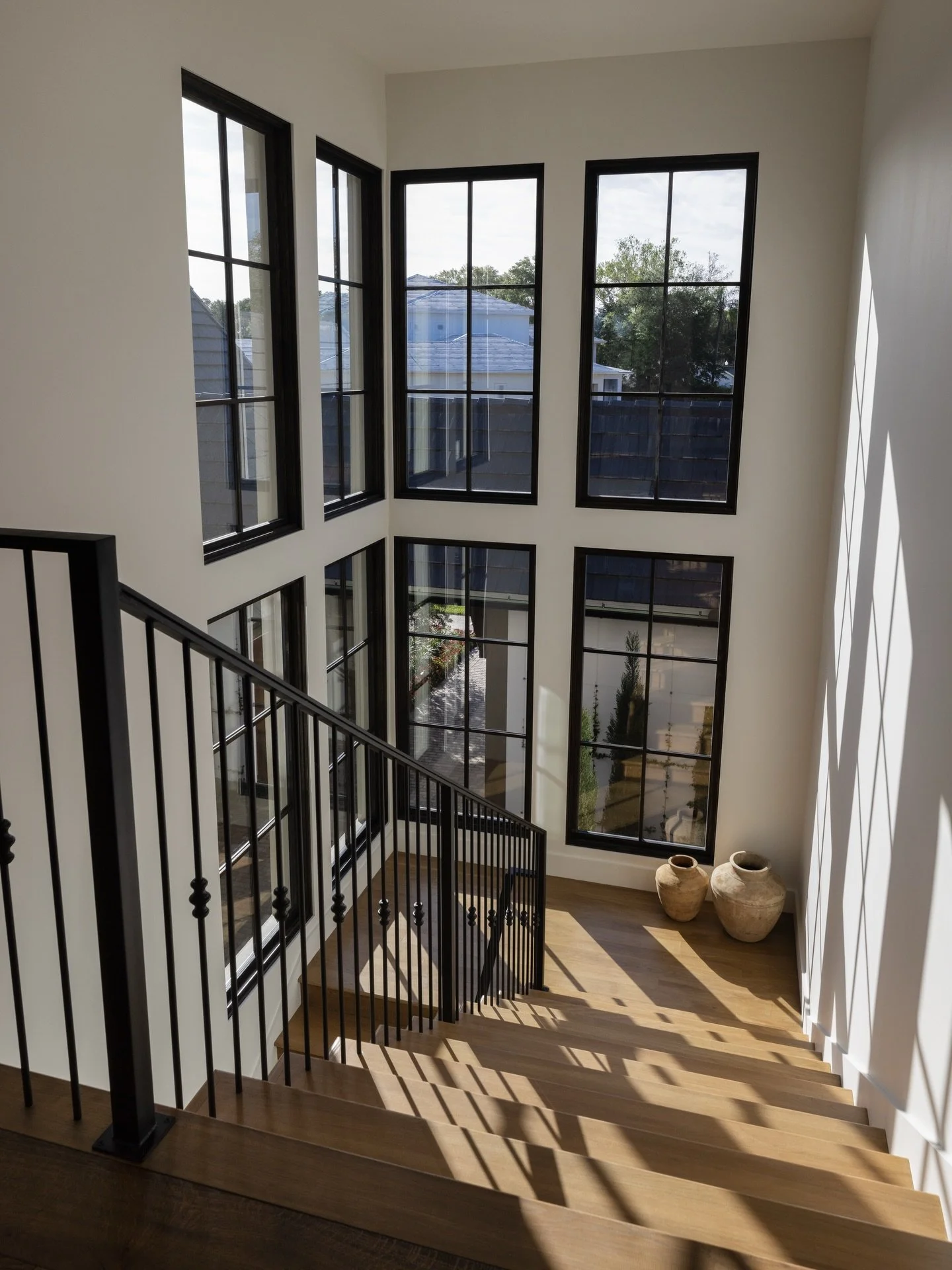 It&rsquo;s Monday morning and you&rsquo;re walking through this natural light straight to a private loft area. It&rsquo;s the architectural detail that adds character to the transition. 

Design by @ashleymartinhome 
Photography @nativehousephotograp