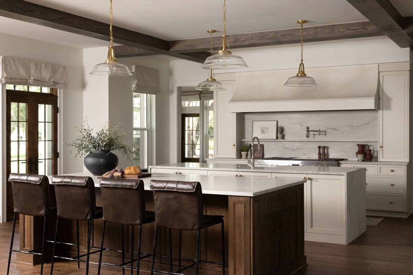 For your inspo board today &mdash; the effortlessly elegant and incredibly welcoming but functional kitchen. Redefining the heart of the home with a prep and a seating island. 

Design @ashleymartinhome 
Photography @nativehousephotography 

#interio