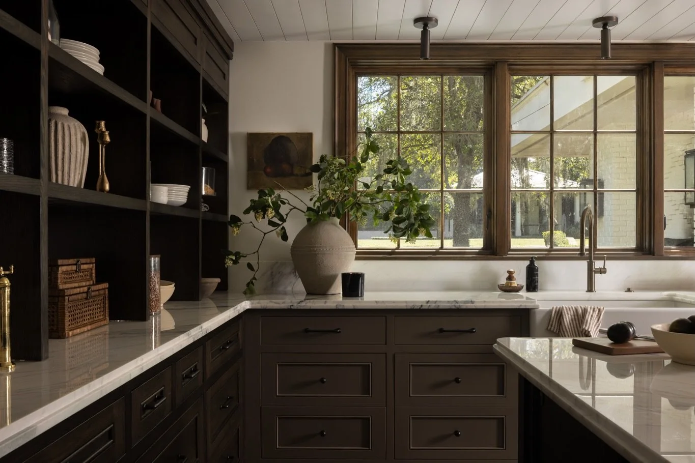 Pro Tip: Don&rsquo;t be afraid of a little detail on your windows. Those classic casement lines add a layer of charm to your home while they create a moment of intentional pause at the view. Linger just a little while longer...

Design @ashleymartinh