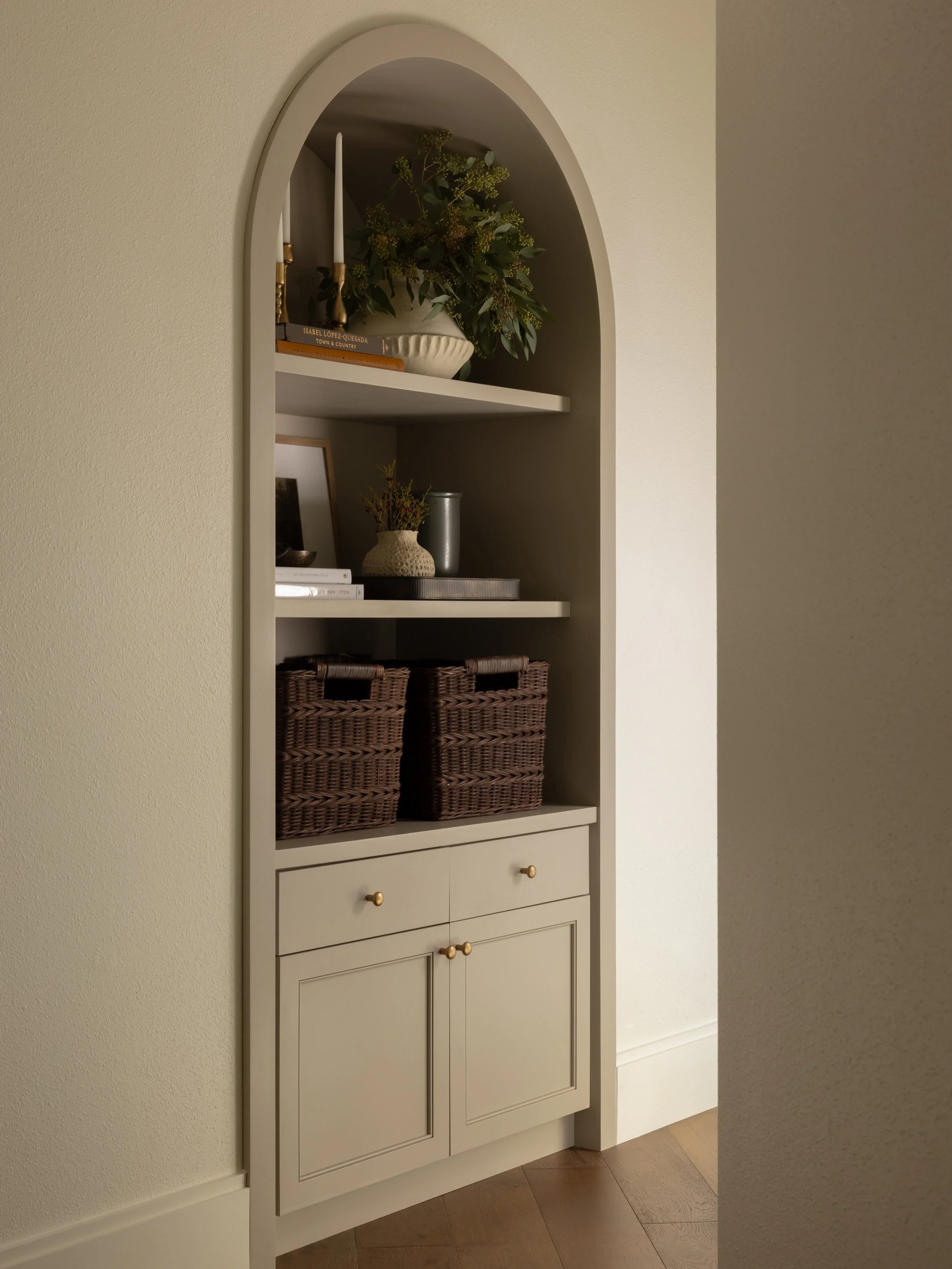 When your built-in is a statement piece all on its own. Keeping it simple, but significant. 

Design @ashleymartinhome 
Photography @nativehousephotography 

#interiorphotography #interior
#interiorinspirations #orlando
#custombuilthome