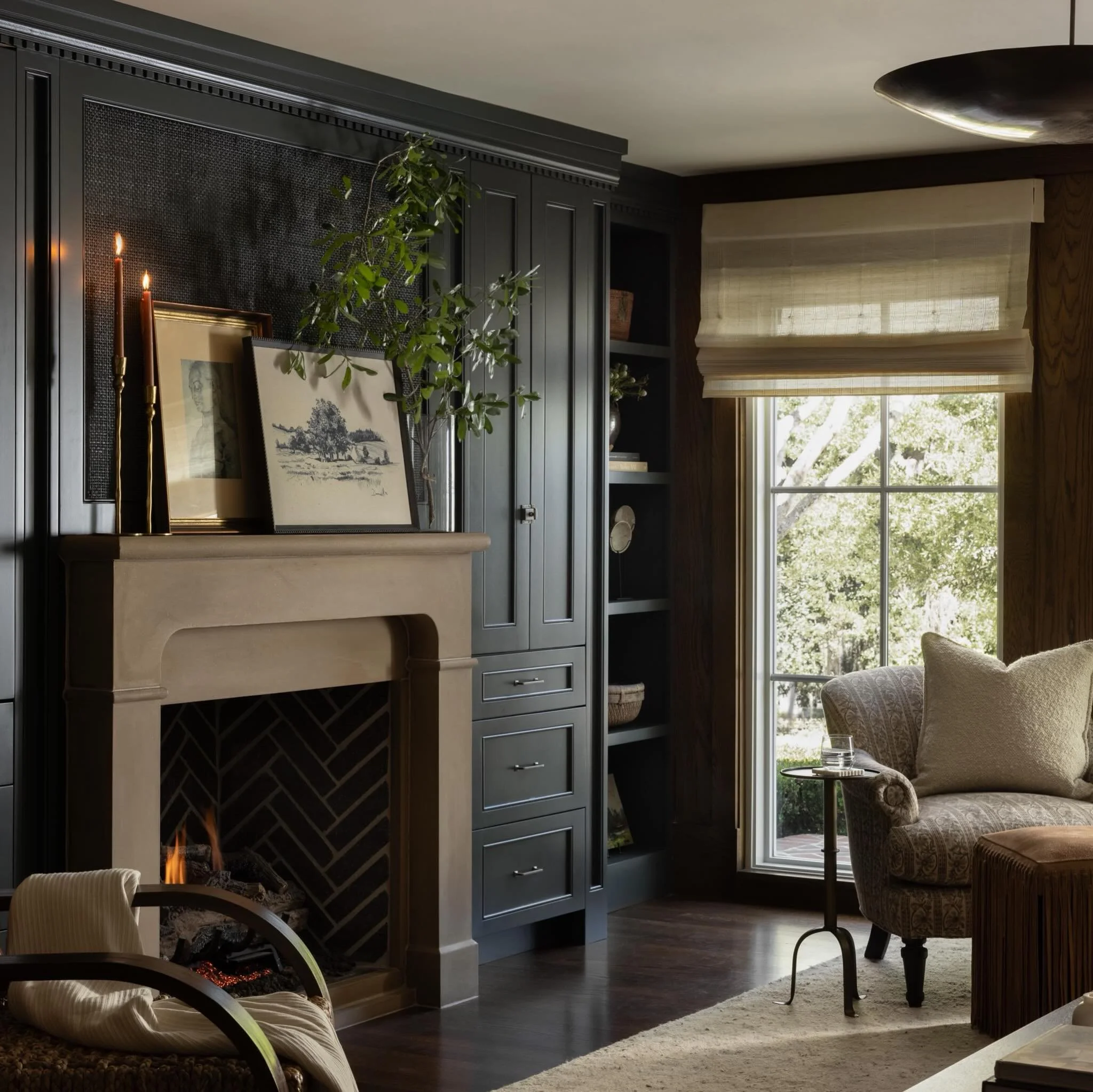 Proof that moody can also be warm and cozy ~

Design @ashleymartinhome 
Photography @nativehousephotography 

#interiorphotography #interiordesign #interiorinspiration #orlando #custombuild