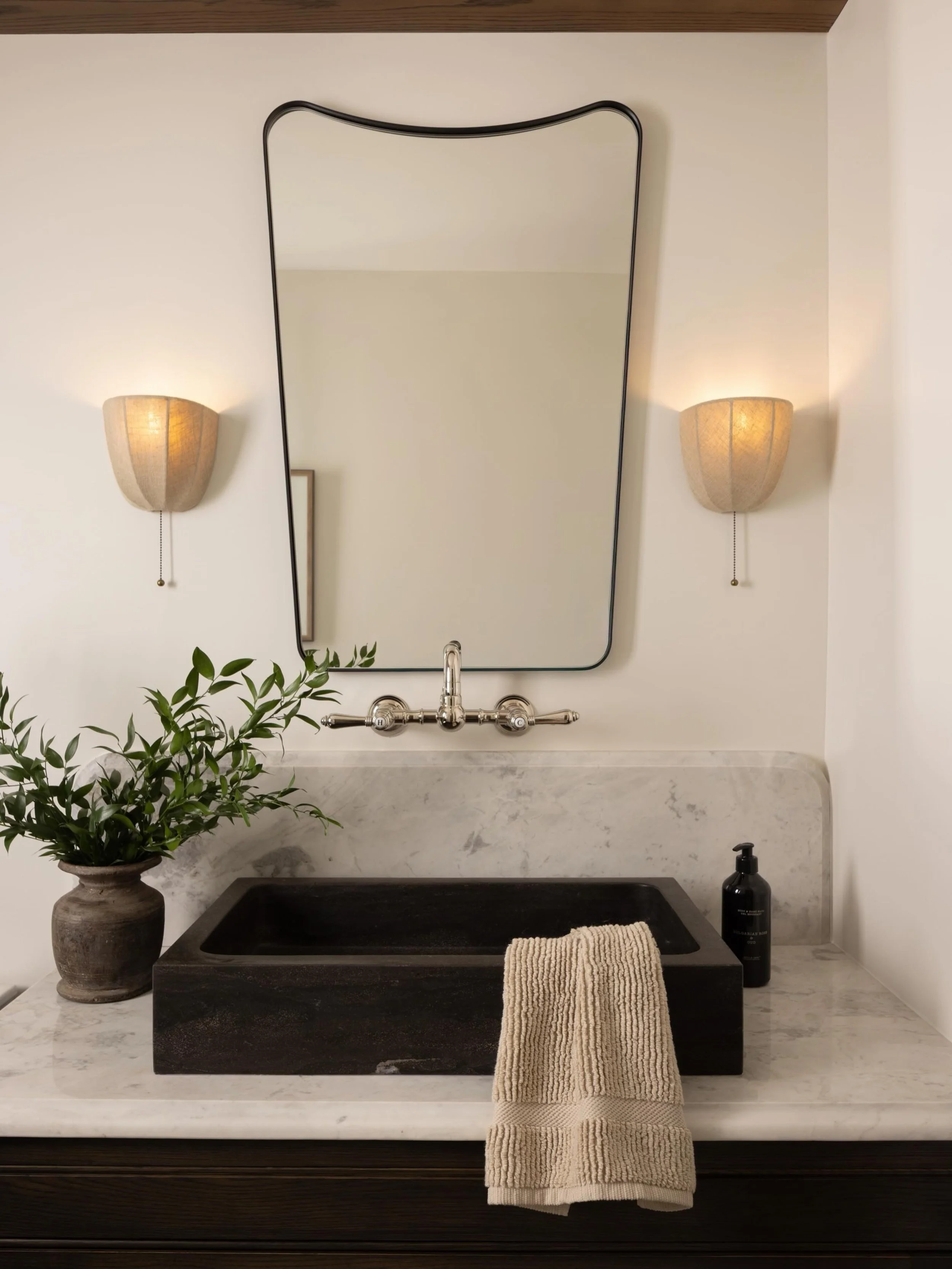 Beauty is in the details. The delicate chain sconces, stained beam overhead, curated mix of metals, and a custom stone sink all work together to tell a story.

Design @ashleymartinhome 
Photography @nativehousephotography 

#interiorphotography #inte