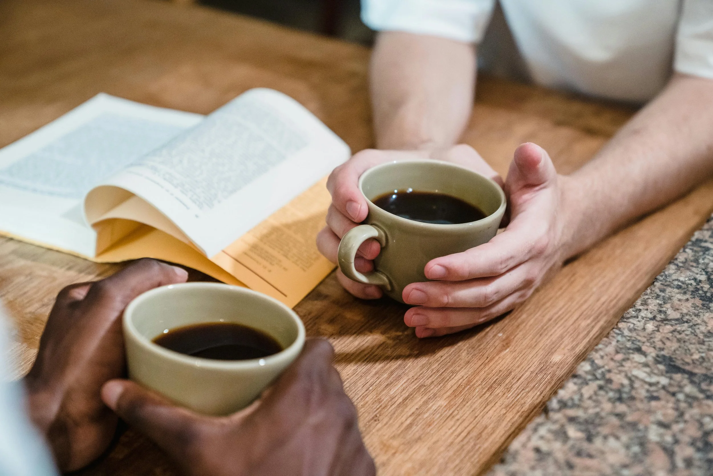 Informal therapy discussion between counsellor and client over coffee