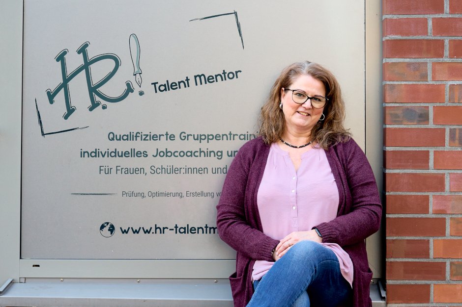 HR-talentmentor-Heike sitzt vor ihrem Laden in der Seehofallee in Bramfeld