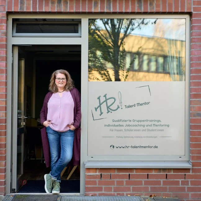 HR-talentmentor-Heike steht vor ihrem Schaufenster in Hamburg-Bramfeld.