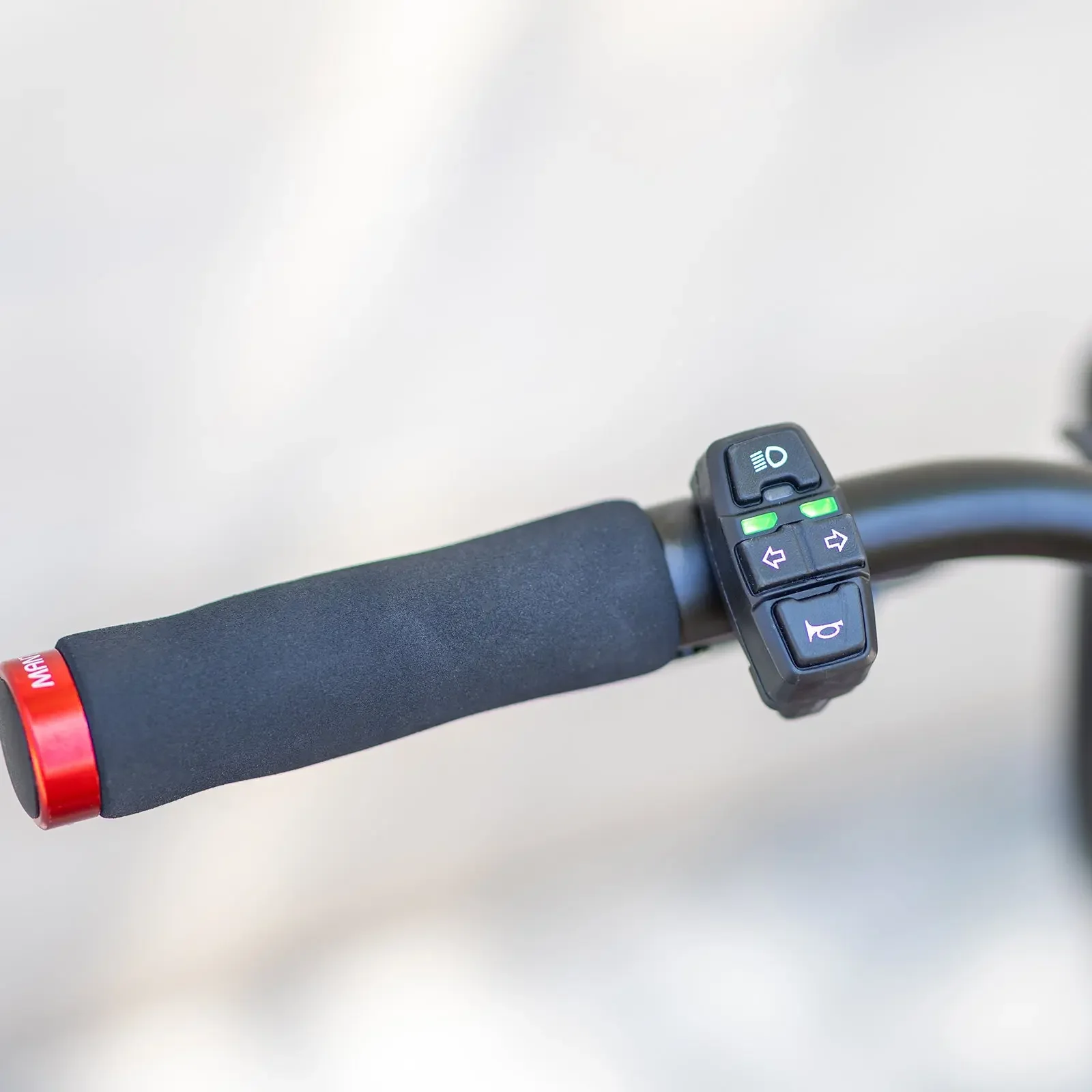 kaabo-mantis-8-handlebar-controls.jpg.webp