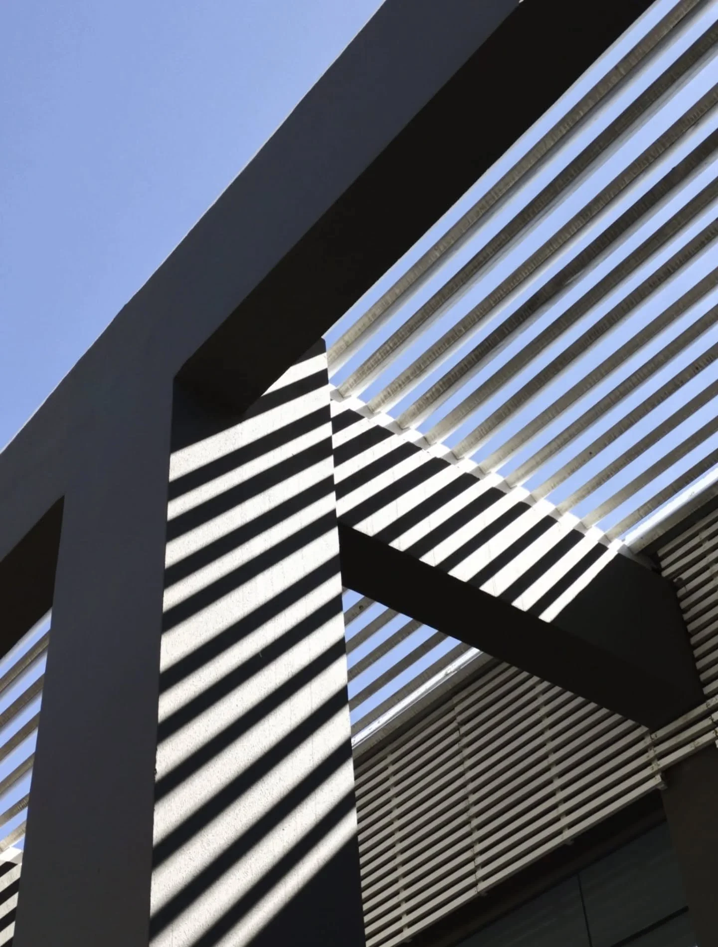 🏖️✨ Nothing quite like a serene view to inspire relaxation and contemplation. Where do you escape to when you need a little peace? 🌊💺

#geometricminimalism
#shadowplay #architecturephotography #lightandshadow #minimalistarchitecture