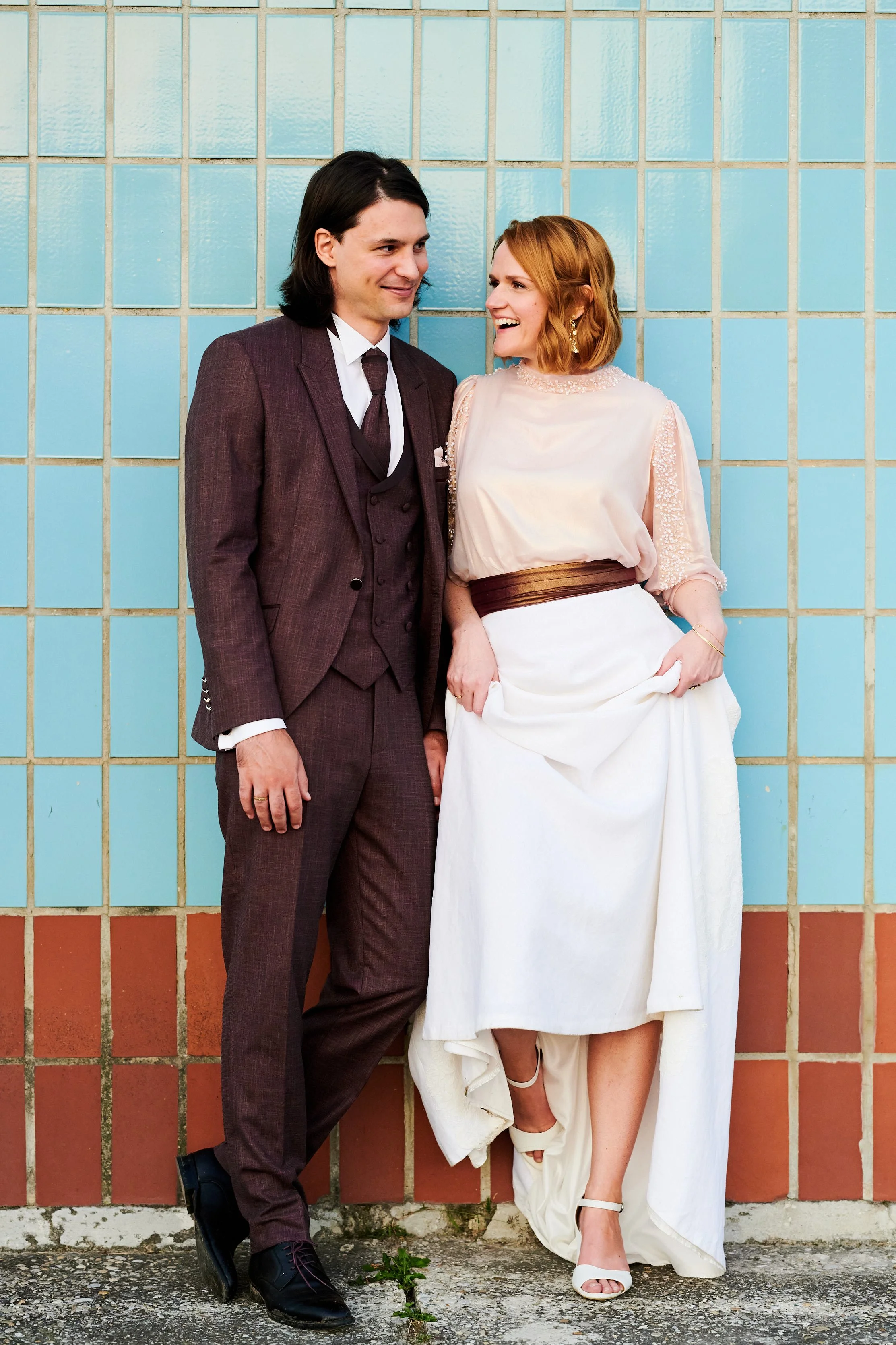 Couples Foto nach Trauung vor blauer Wand