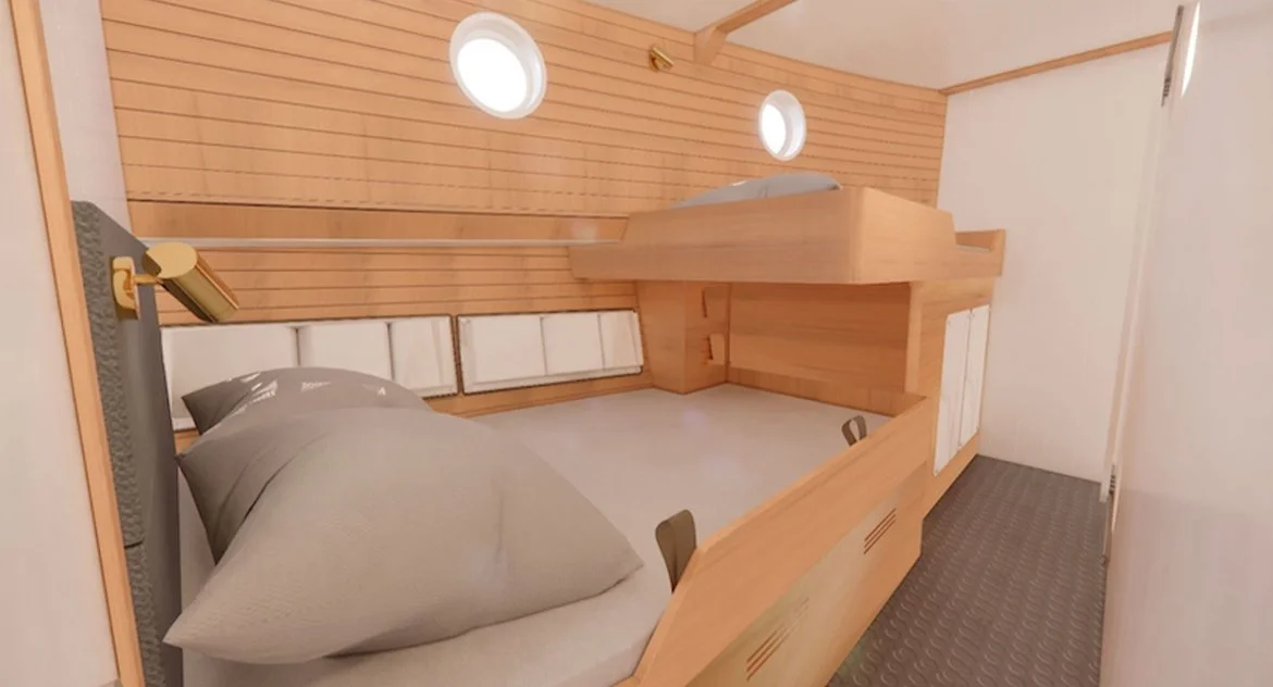 Lit simple en bois dans une petite pièce avec murs en bois clair et lumières rondes au plafond.