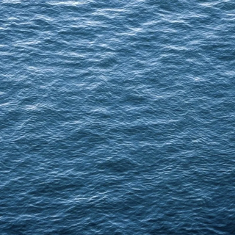 Surface de mer avec des vagues et des reflets de lumière.