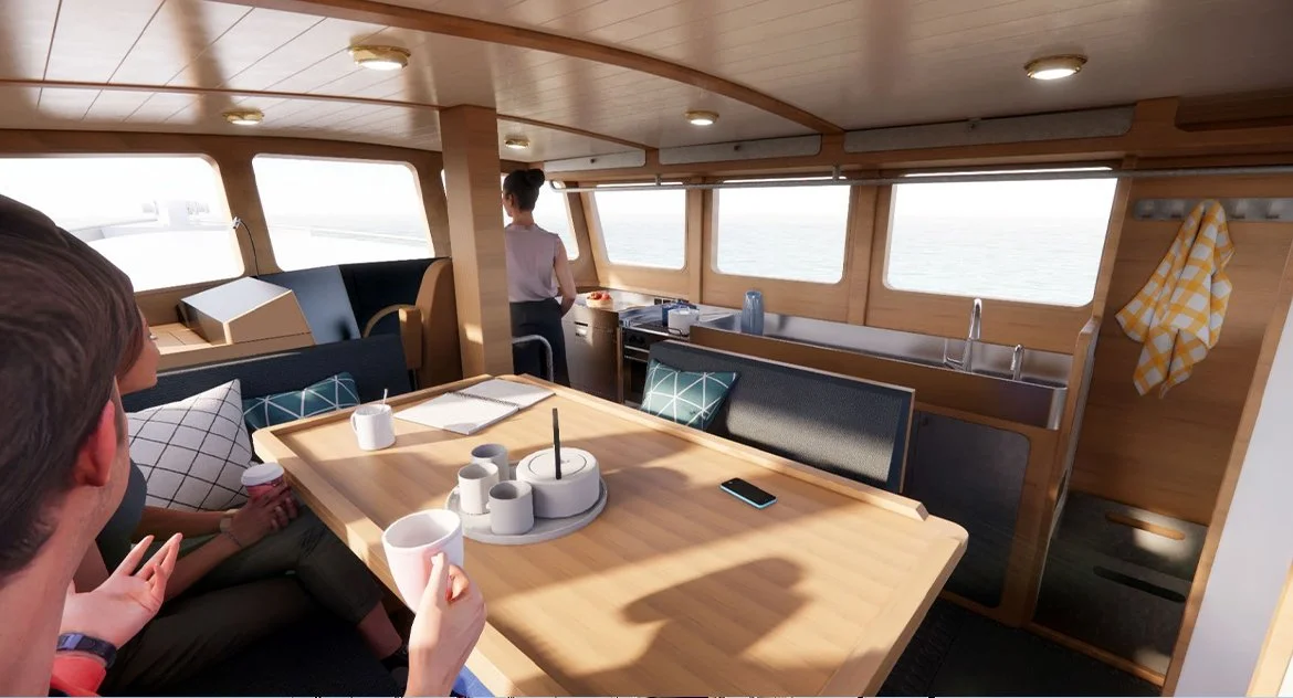 Intérieur d'un bateau avec trois personnes, fenêtres donnant sur l'eau, une cuisine, un grand plan de travail, et une table avec des tasses et un téléphone