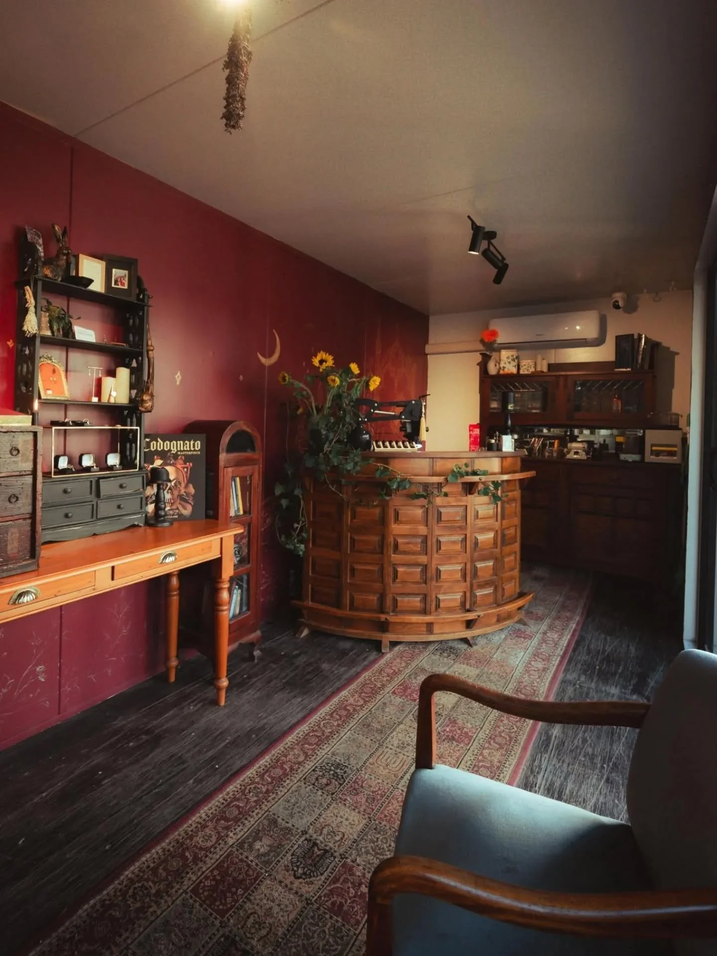 Six weeks in the studio, and it is slowly starting to feel like the space is finding its shape.

I have rearranged this room four times already, shifting benches, shelves, tools, display pieces, candles, objects and half-finished ideas around, trying