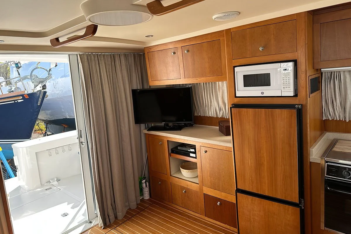 Salon Aft Port