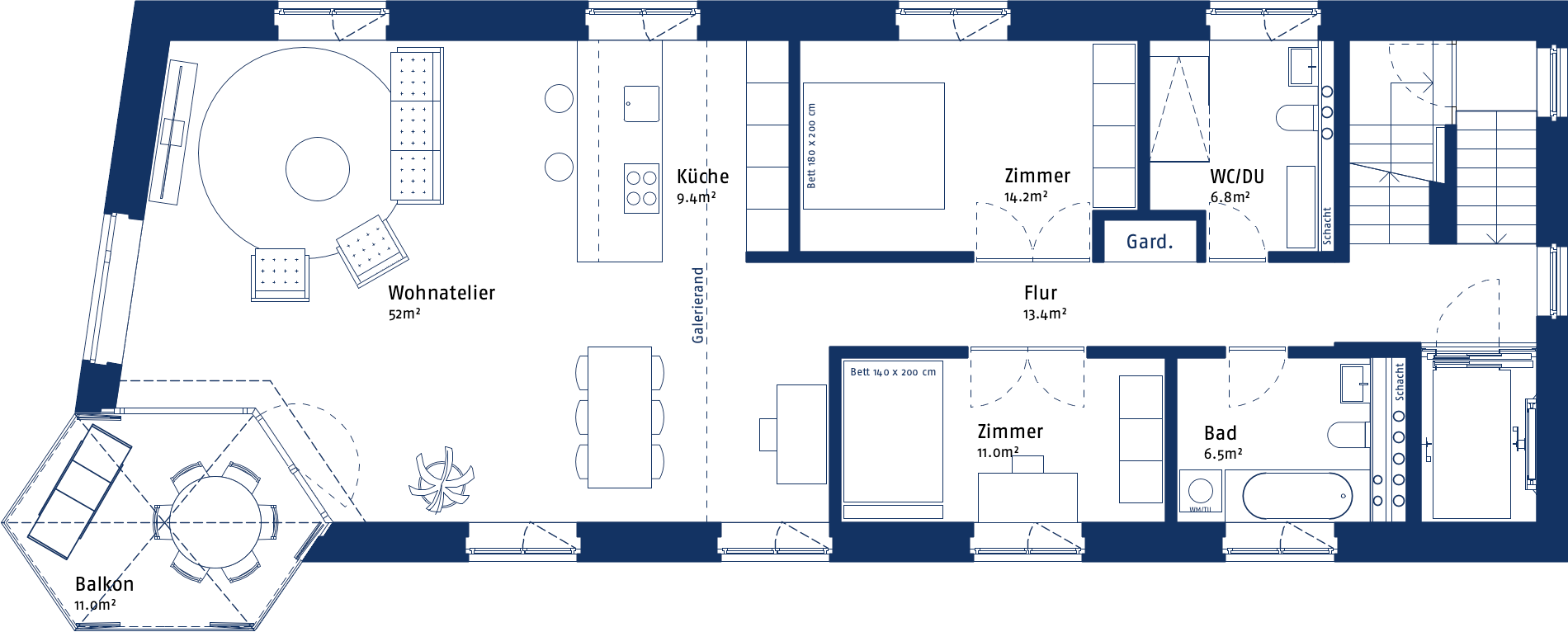 Grundriss der Dachwohnung "Dachatelier mit Galerie" im Atelierhaus Blick. Dargestellt ist das Wohngeschoss in der Option "Midi". Mit Zimmern, dem Atelierwohnraum mit Sitzbereichen, der Küche, zwei Bäder, Garderobe, dem Balkon, der Treppe und Aufzug.