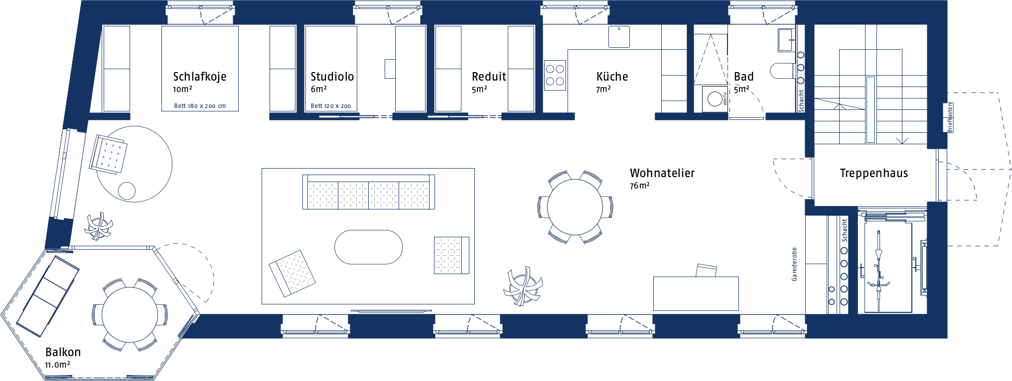Grundriss einer Wohnung im Atelierhaus Calanda Blick. Dargestellt mit der Grundrissoption "Loft". Mit Schalfkojen, dem Atelierwohnraum mit Sitzbereichen, der Küche, dem Bad, dem Reduit, dem Balkon und dem Treppenhaus.