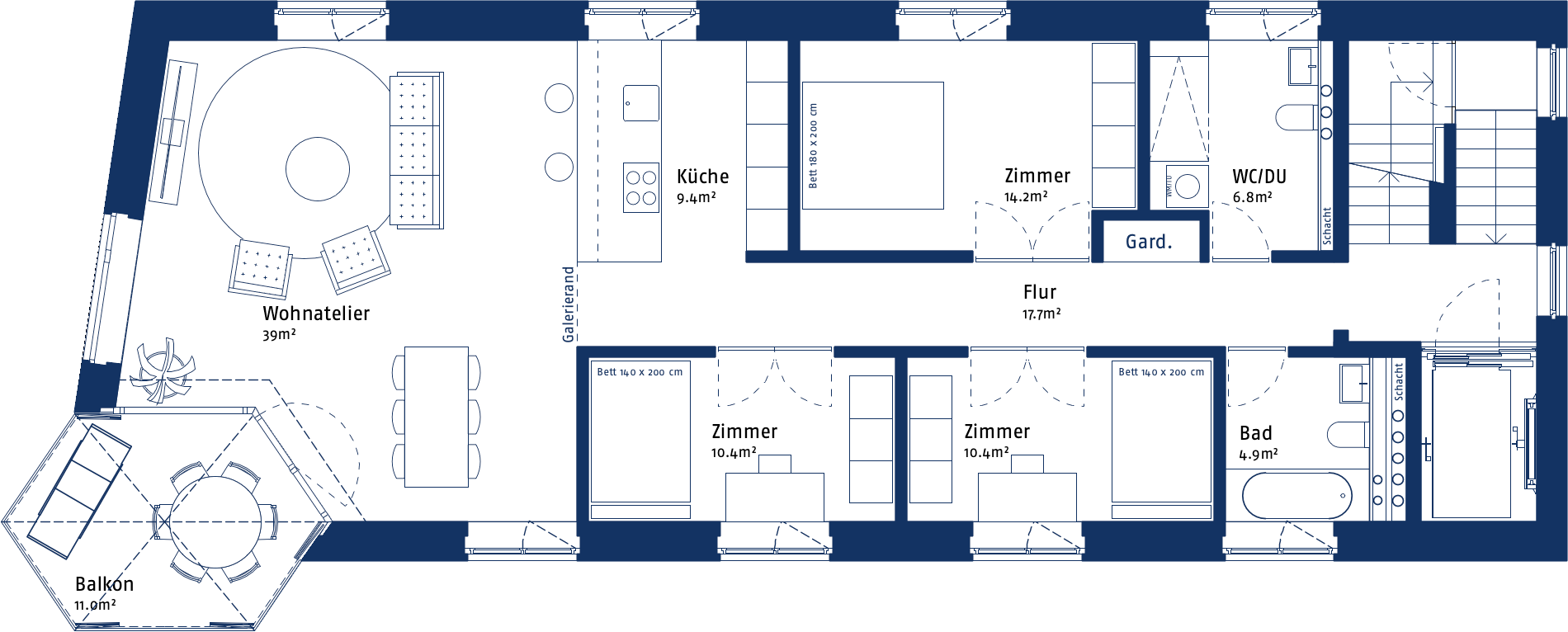 Grundriss der Dachwohnung "Dachatelier mit Galerie" im Atelierhaus Blick. Dargestellt ist das Wohngeschoss in der Option "Mini". Mit Zimmern, dem Atelierwohnraum mit Sitzbereichen, der Küche, zwei Bäder, Garderobe, dem Balkon, der Treppe und Aufzug.