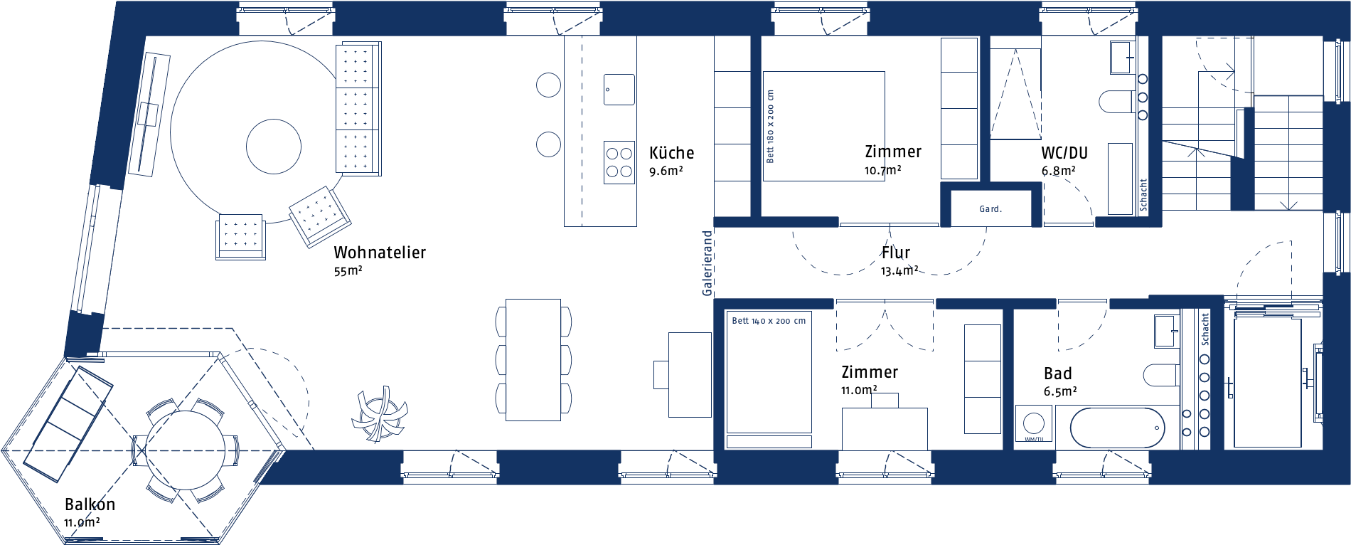 Grundriss der Dachwohnung "Dachatelier mit Galerie" im Atelierhaus Blick. Dargestellt ist das Wohngeschoss in der Option "Maxi". Mit Zimmern, dem Atelierwohnraum mit Sitzbereichen, der Küche, zwei Bäder, Garderobe, dem Balkon, der Treppe und Aufzug.