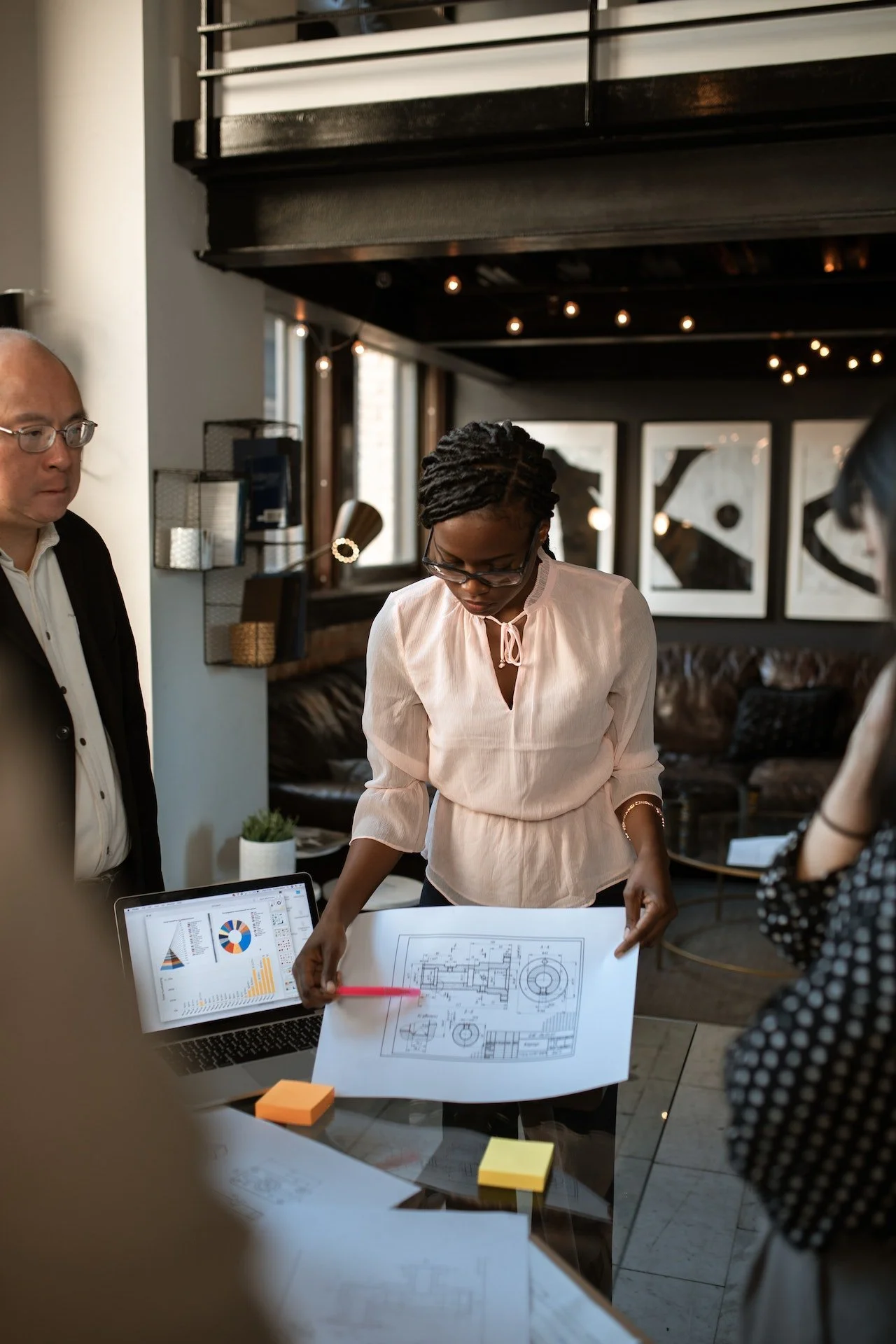 Black woman presenting a project to the team during a meting