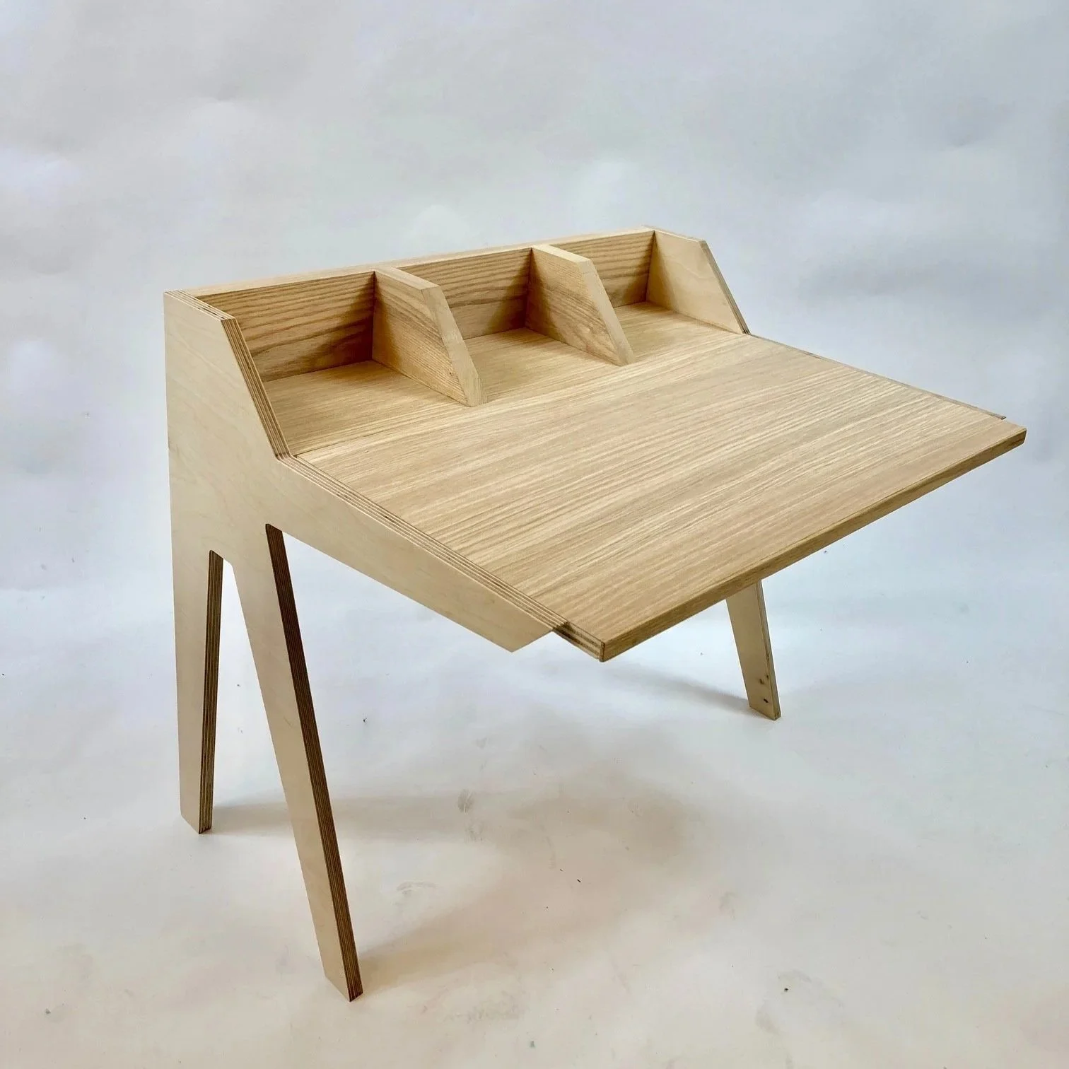 TiltTable -  A Multi-Functional Desk for Young Artists and 
Designers.