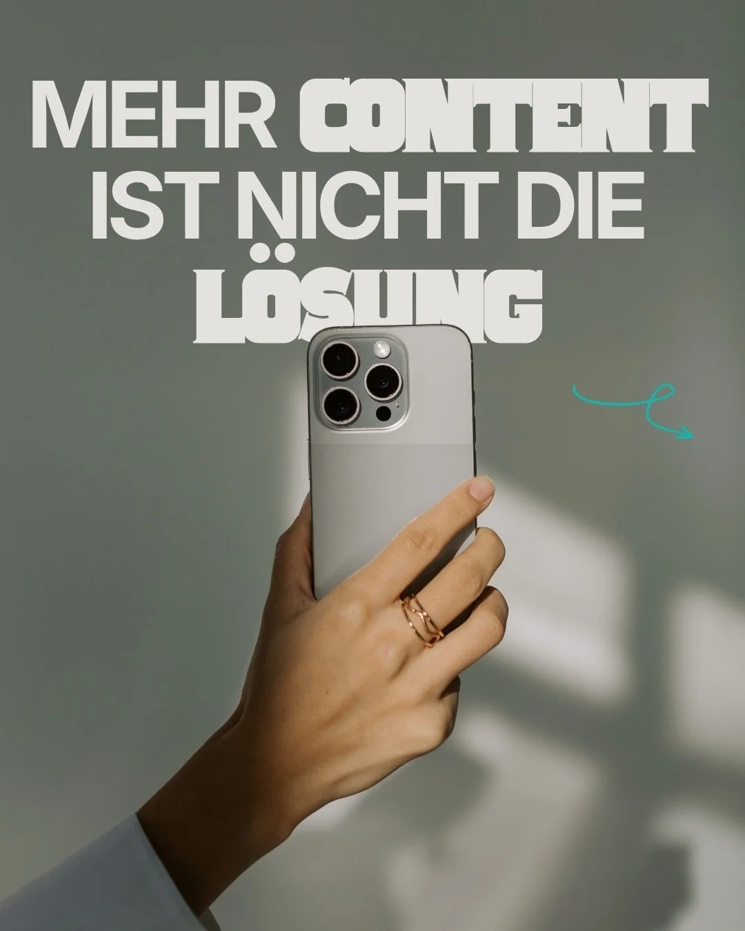 Mehr Content bringt dir keine Kunden.

Die meisten posten einfach drauf los. Ohne Plan. Ohne Struktur. Ohne Ziel. Und wundern sich dann, warum nichts passiert.

Mehr Content ist mehr Chaos.

Was dir fehlt, ist kein Output.
Was dir fehlt, ist ein Syst