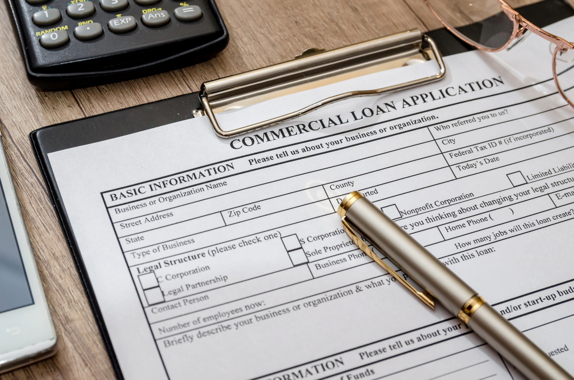 Oranssi carpenter using bench saw