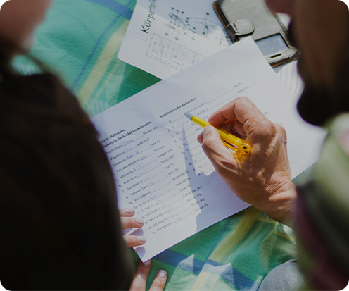 Personas revisando documentos y un clip en una mesa con un fondo colorido.