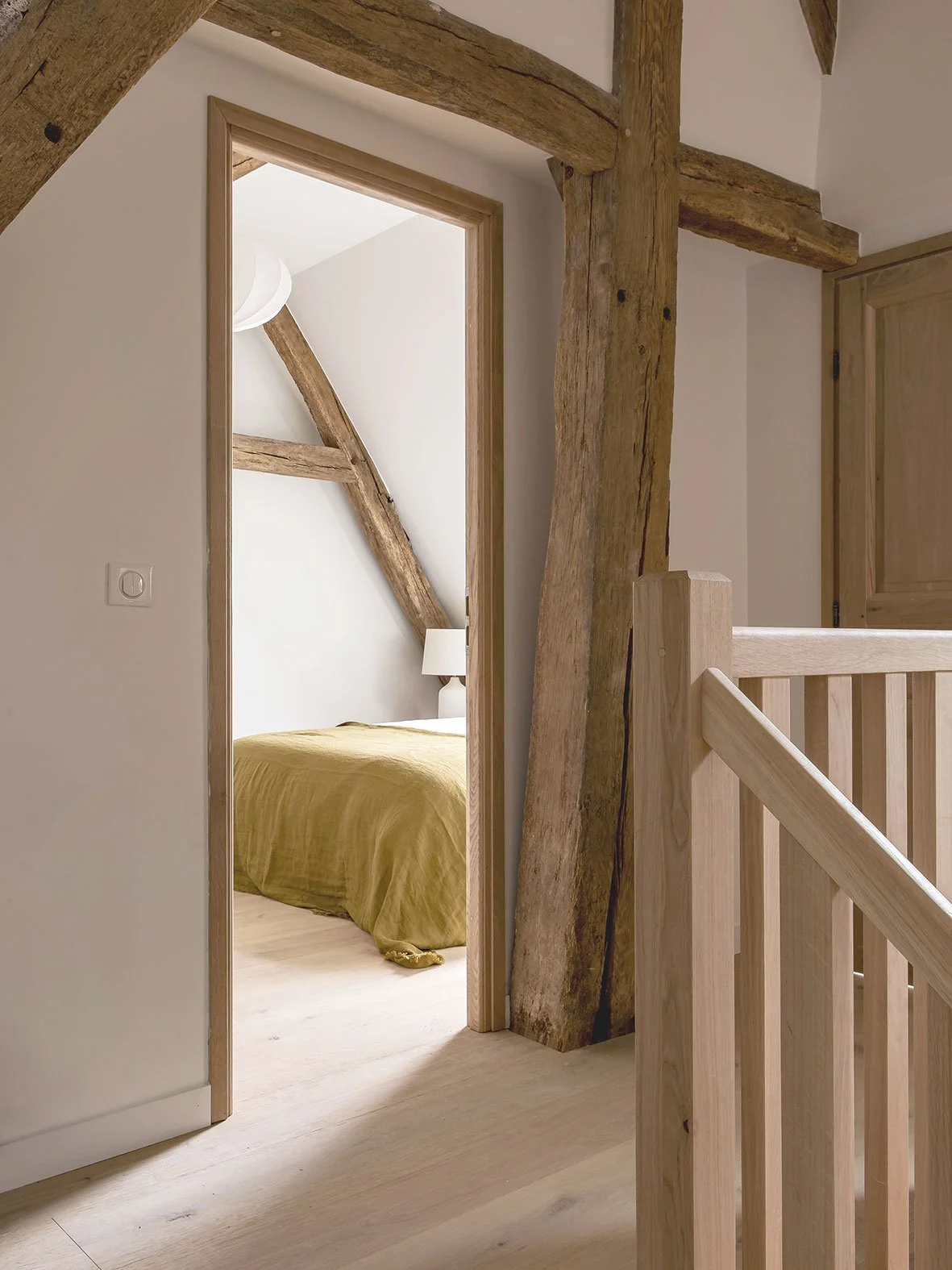 Noa Pariset Architecture d'intérieur - Lisieux - Maison secondaire de 210 m² - Une redistribution des pièces qui s'articule autour de la structure d'origine de la maison normande sublimée et mise en valeur.