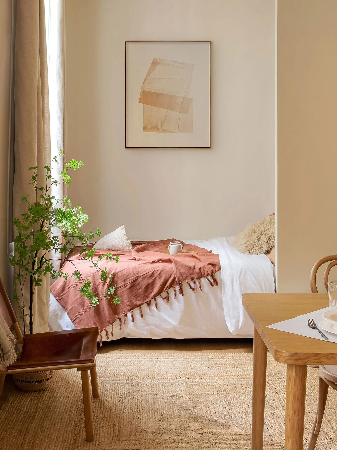 Noa Pariset Architecture d'intérieur - Odéon - Studio de 20 m² - L'espace nuit en fond de perspective ouvert sur l'espace unique tout en gardant une intimité certaine.