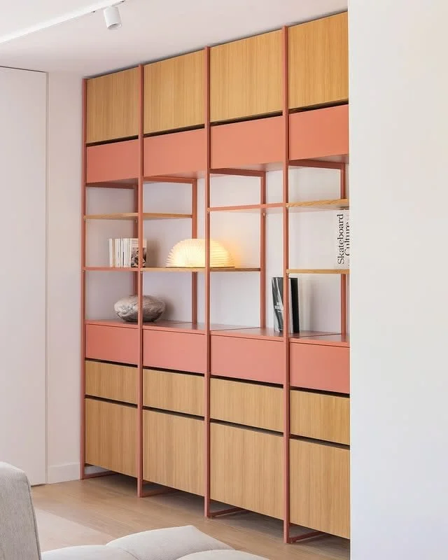 Noa Pariset Architecture d'intérieur - Massy - En collaboration avec Studio Camille Salzman - Menuiserie sur mesure - Bibliothèque bois et métal thermolaqué - Agencement aux lignes épurées.